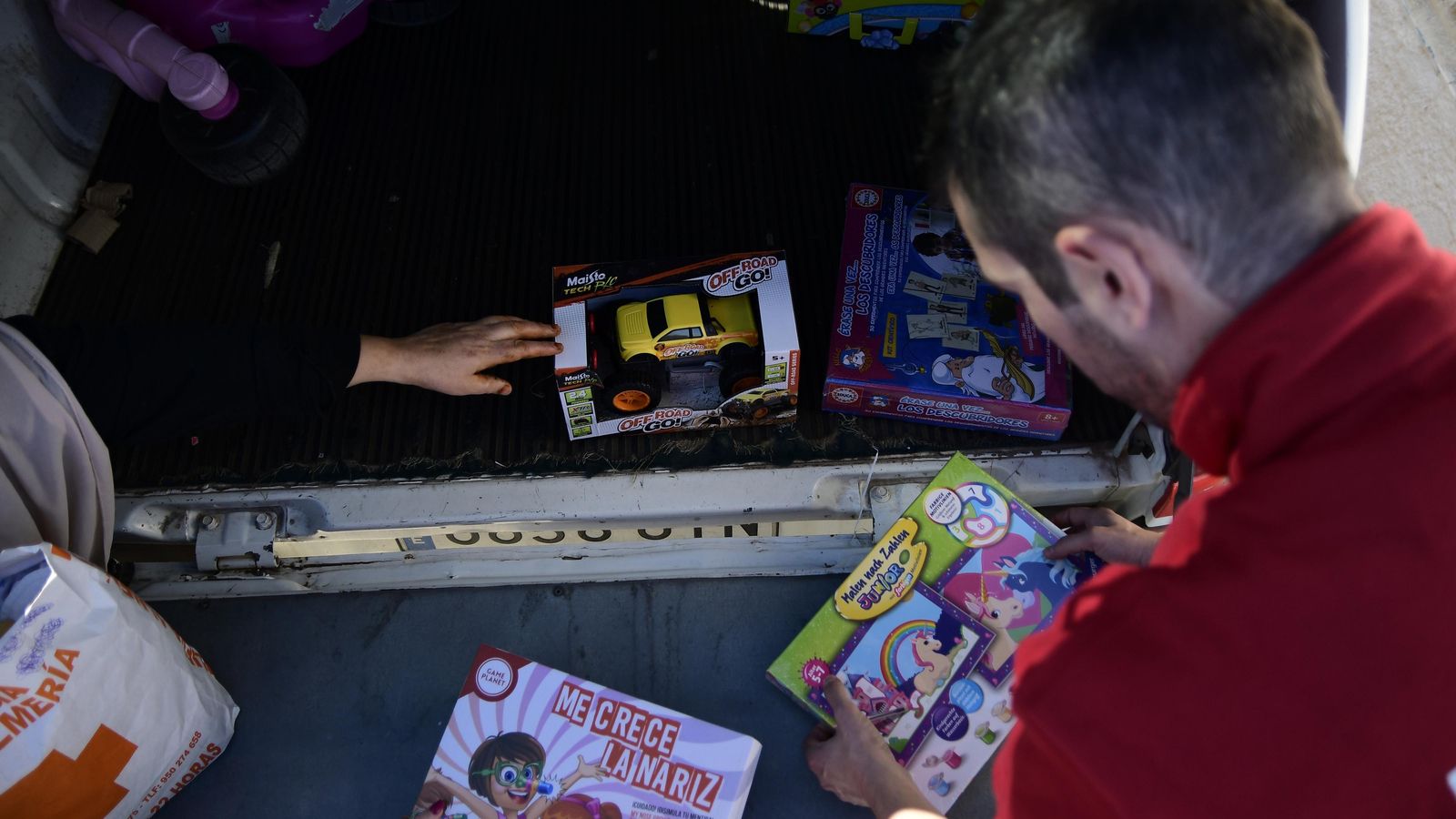 Parte de los juguetes que se reparten entre los niños de los asentamientos.