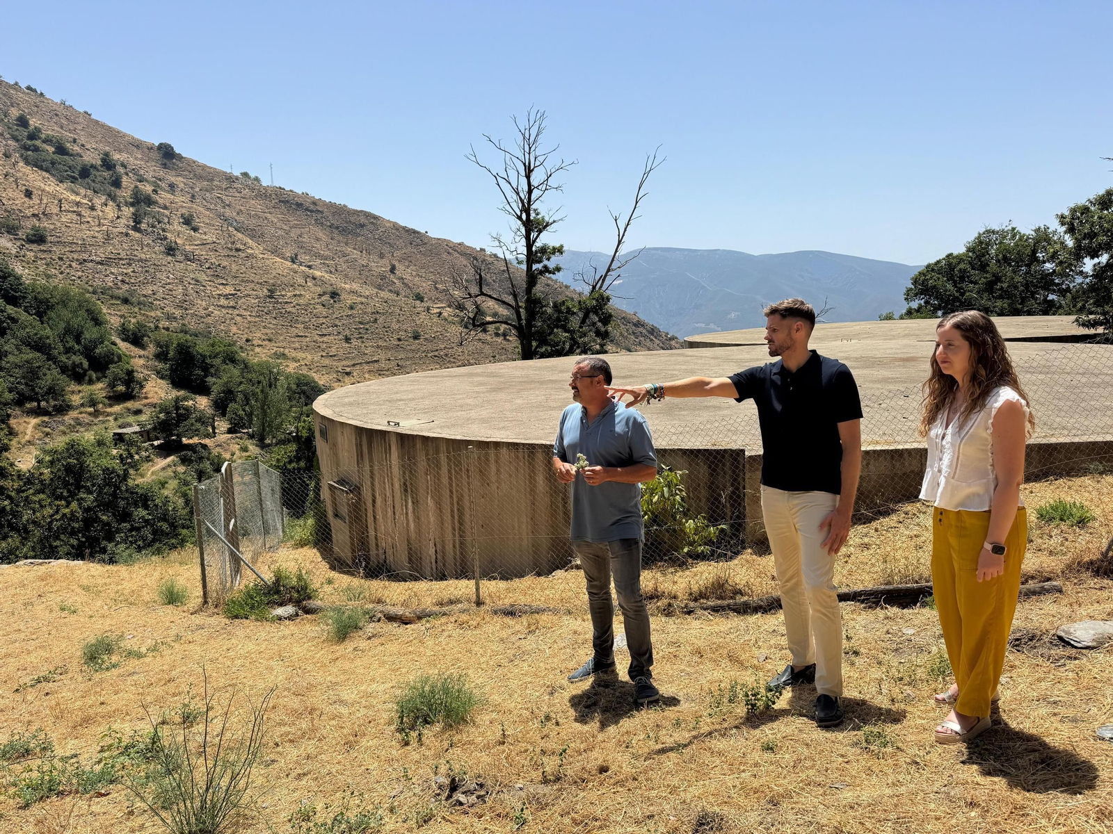 El alcalde y los concejales de Lanjarón, visitan el lugar donde se instalará el depósito de almacenamiento de agua