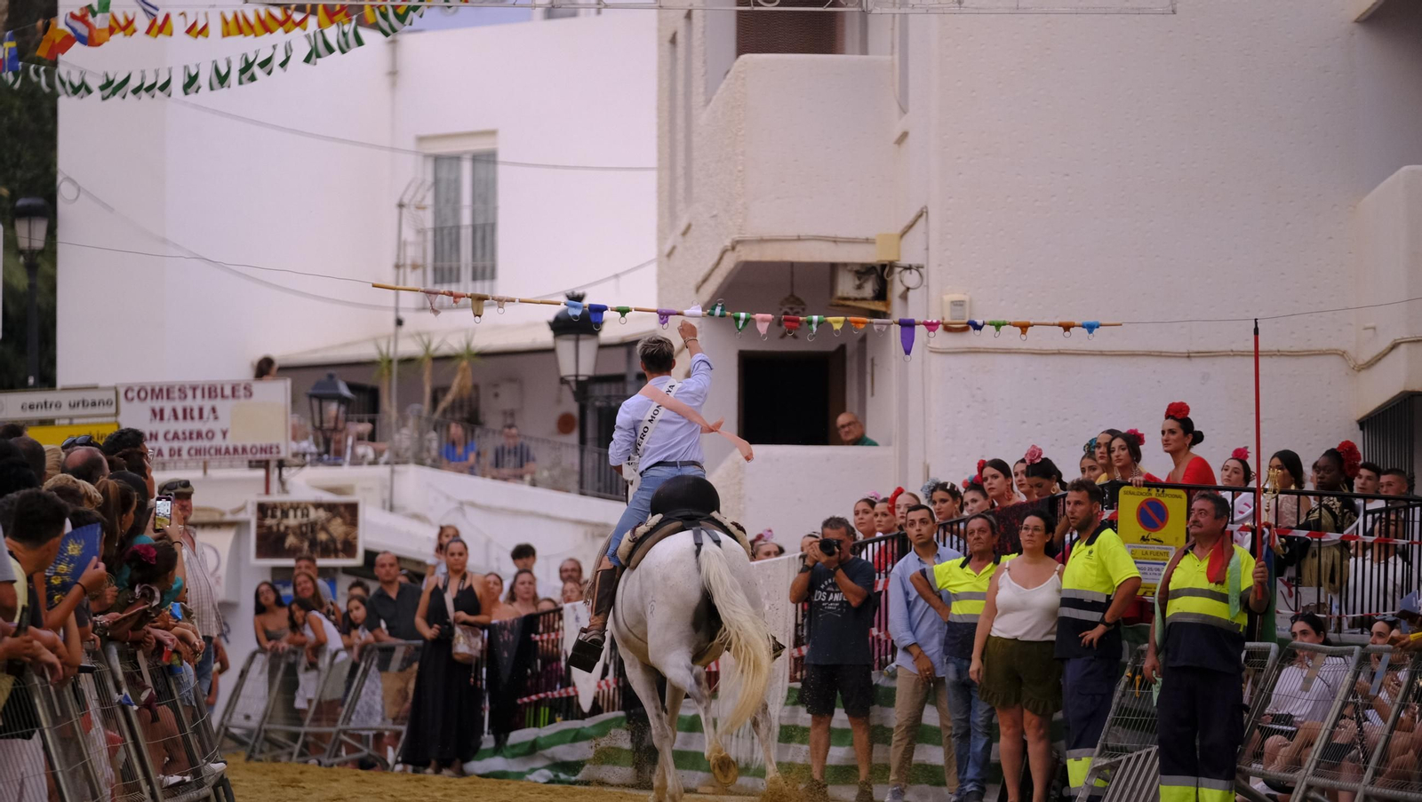 La popular carrera de cintas a caballo de las Fiestas de Mojácar, en imágenes