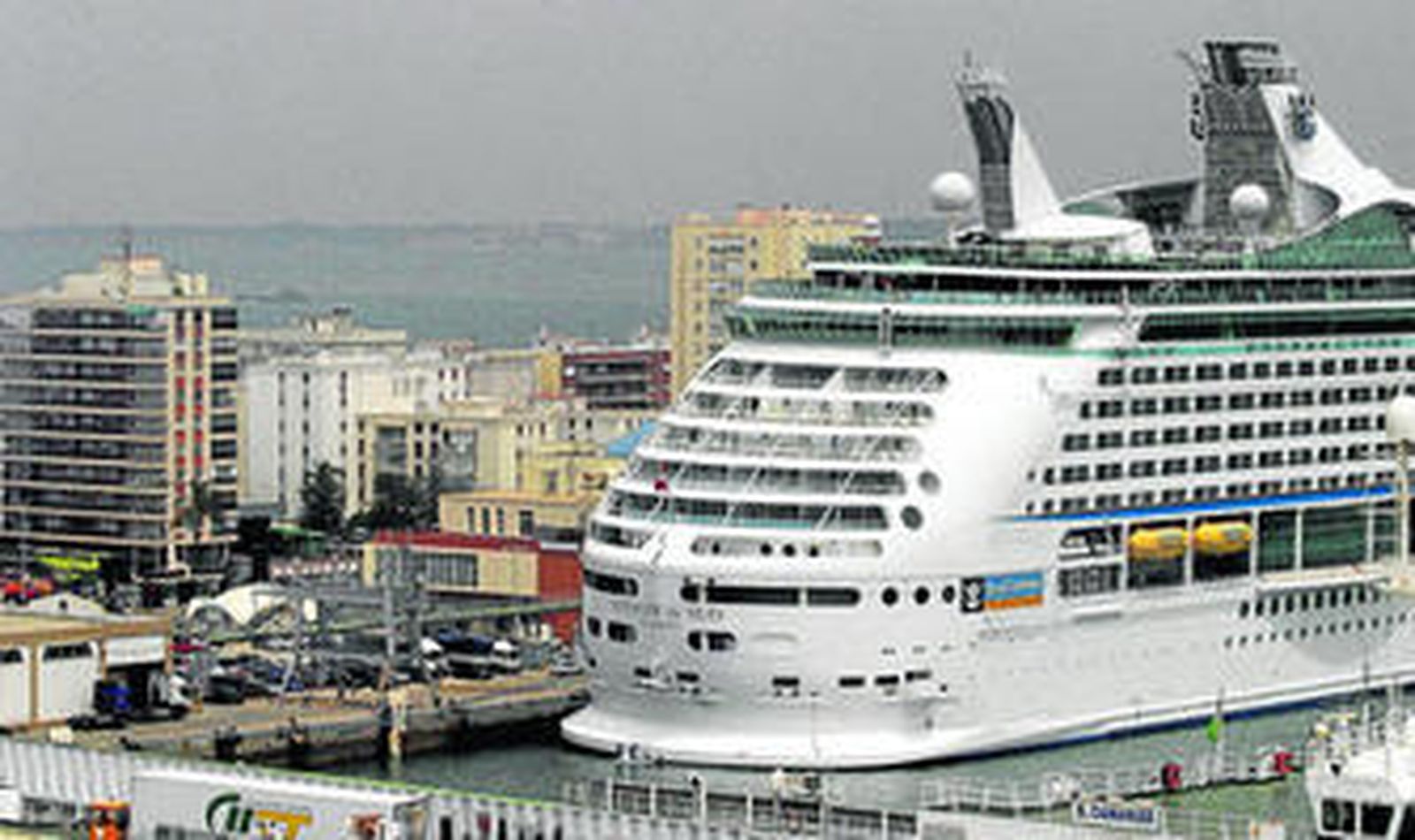 El 'Voyager of the Seas', uno de los cruceros que, por su tamaño, nunca podría acceder al puerto fluvial de Sevilla.