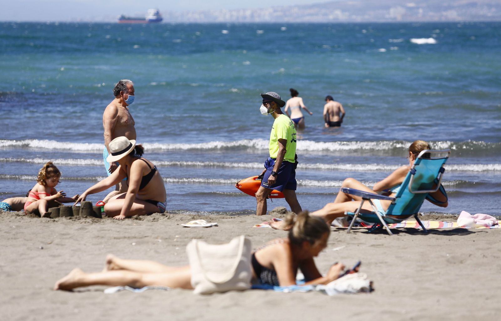 Primer domingo sin restricciones en la playa de Pedregalejo