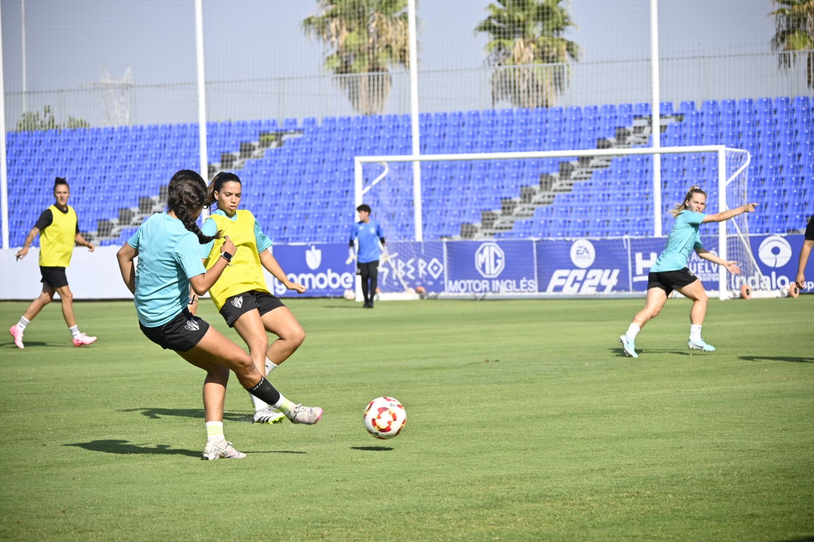 Entrenamiento del Sporting de Huelva a puertas abiertas, en imágenes