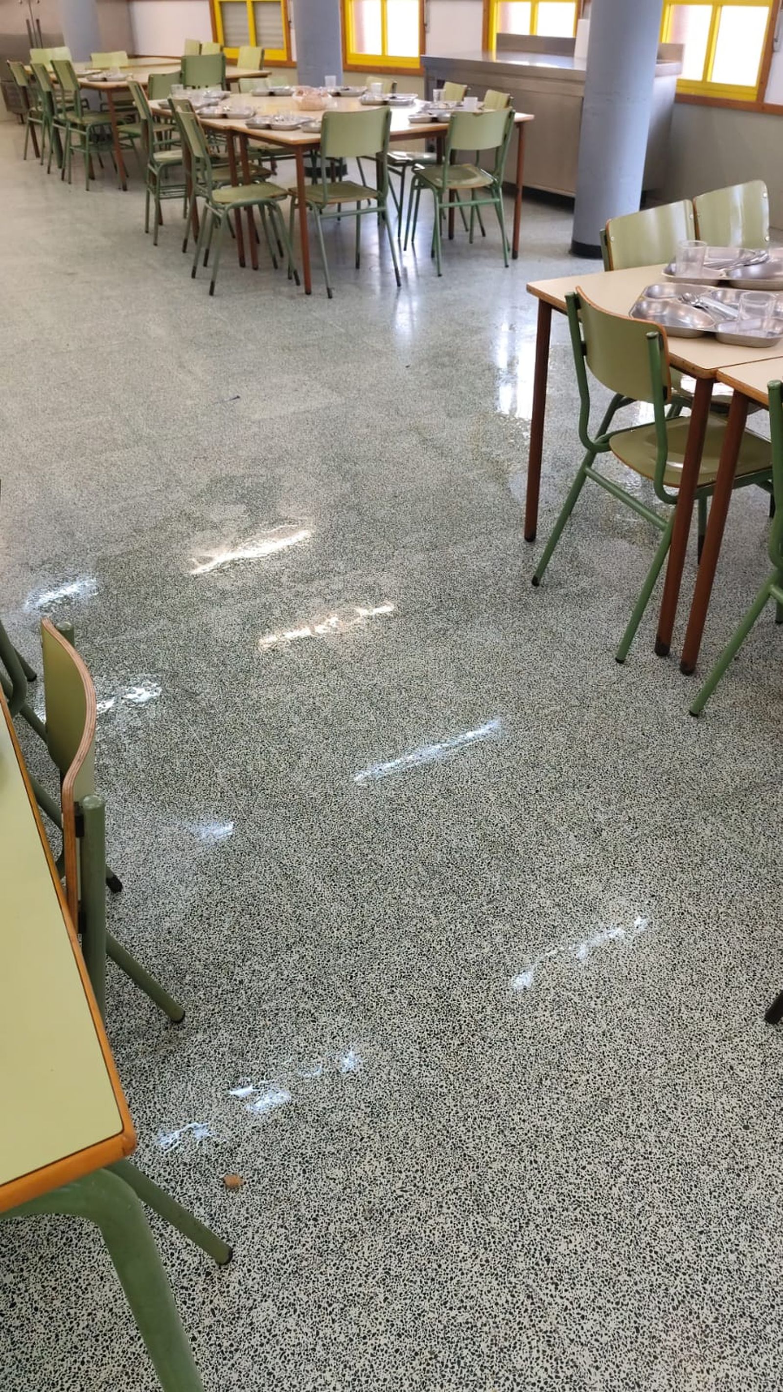 Comedor inundado en el CEIP San Bernardo de El Alquián, en la capital