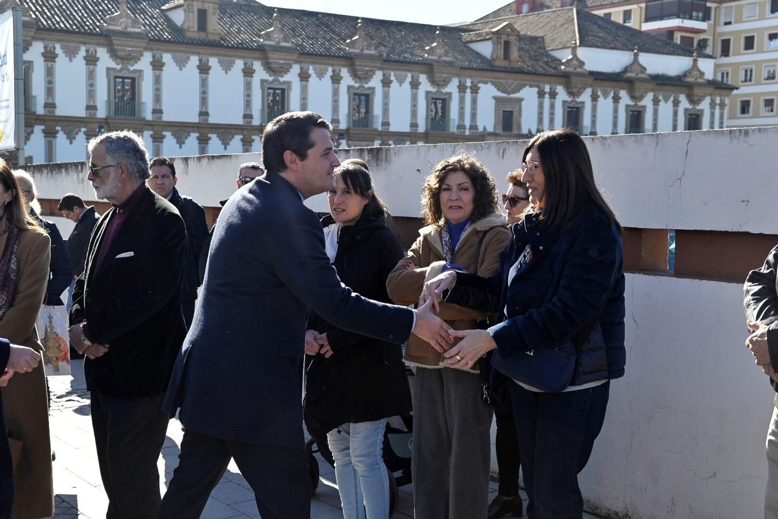 Las imágenes de la ofrenda floral a María de los Ángeles García y María Soledad Muñoz, policías locales asesinadas en acto de servicio en 1996.