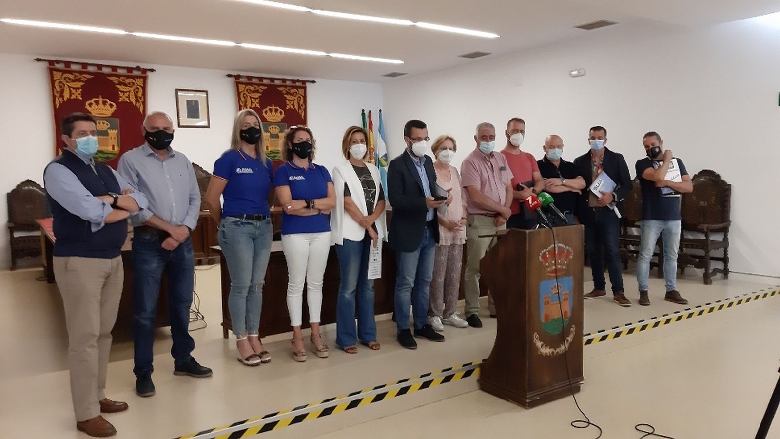 Representantes del Ayuntamiento de La Línea y de la plataforma, tras la reunión.