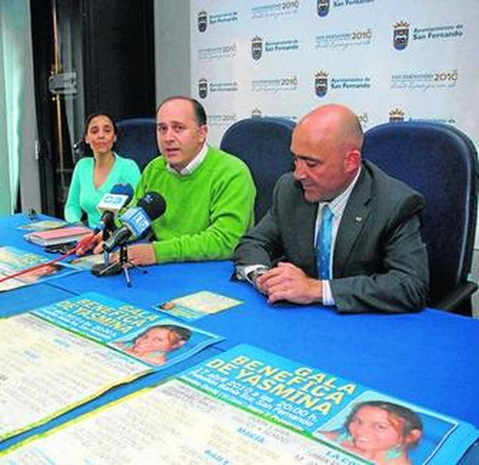 Los padres de Yasmina, ayer junto al alcalde en su comparecencia.