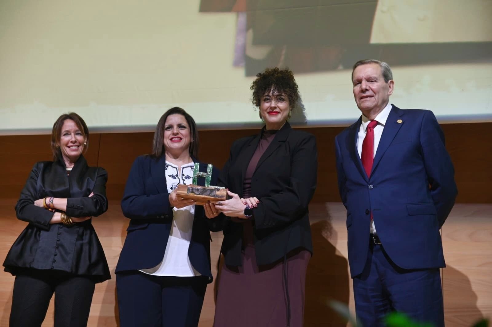 Entrega del galardón a Manuel Moreno, recogido por sus hijas.