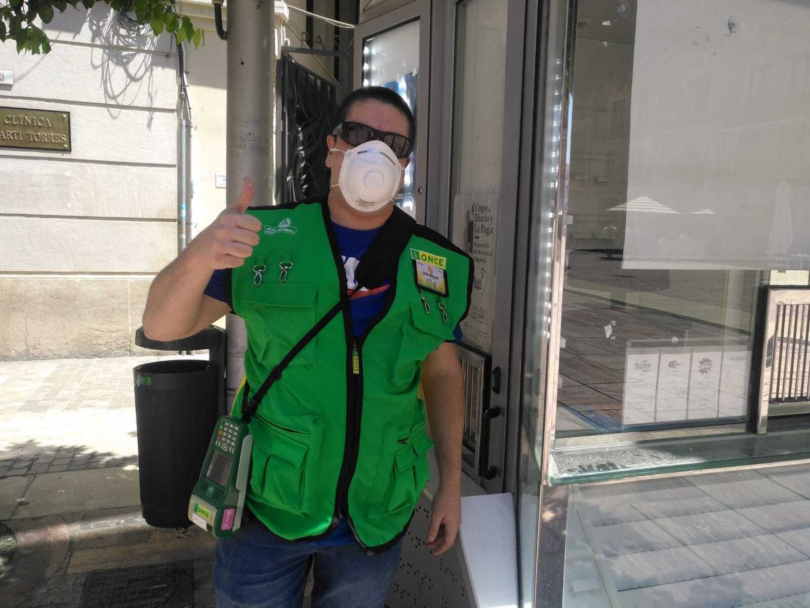 Un vendedor de la ONCE posa con su mascarilla.