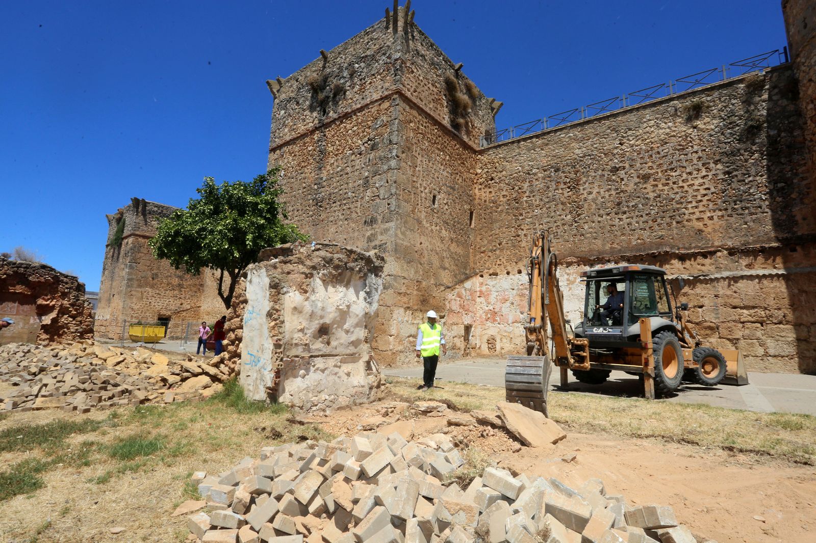 Visita de autoridades a las obras de restauración de la Barbacana de Niebla en imágenes