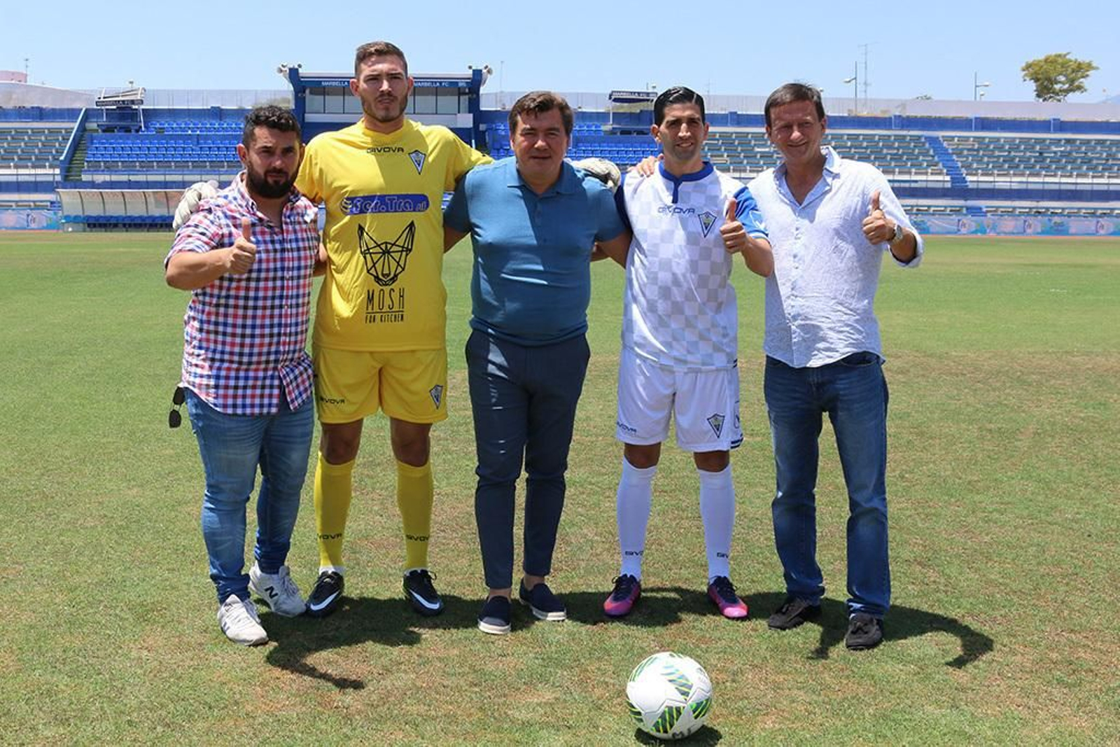 Sergio Narváez, con la camiseta del Marbella tras ser presentado.