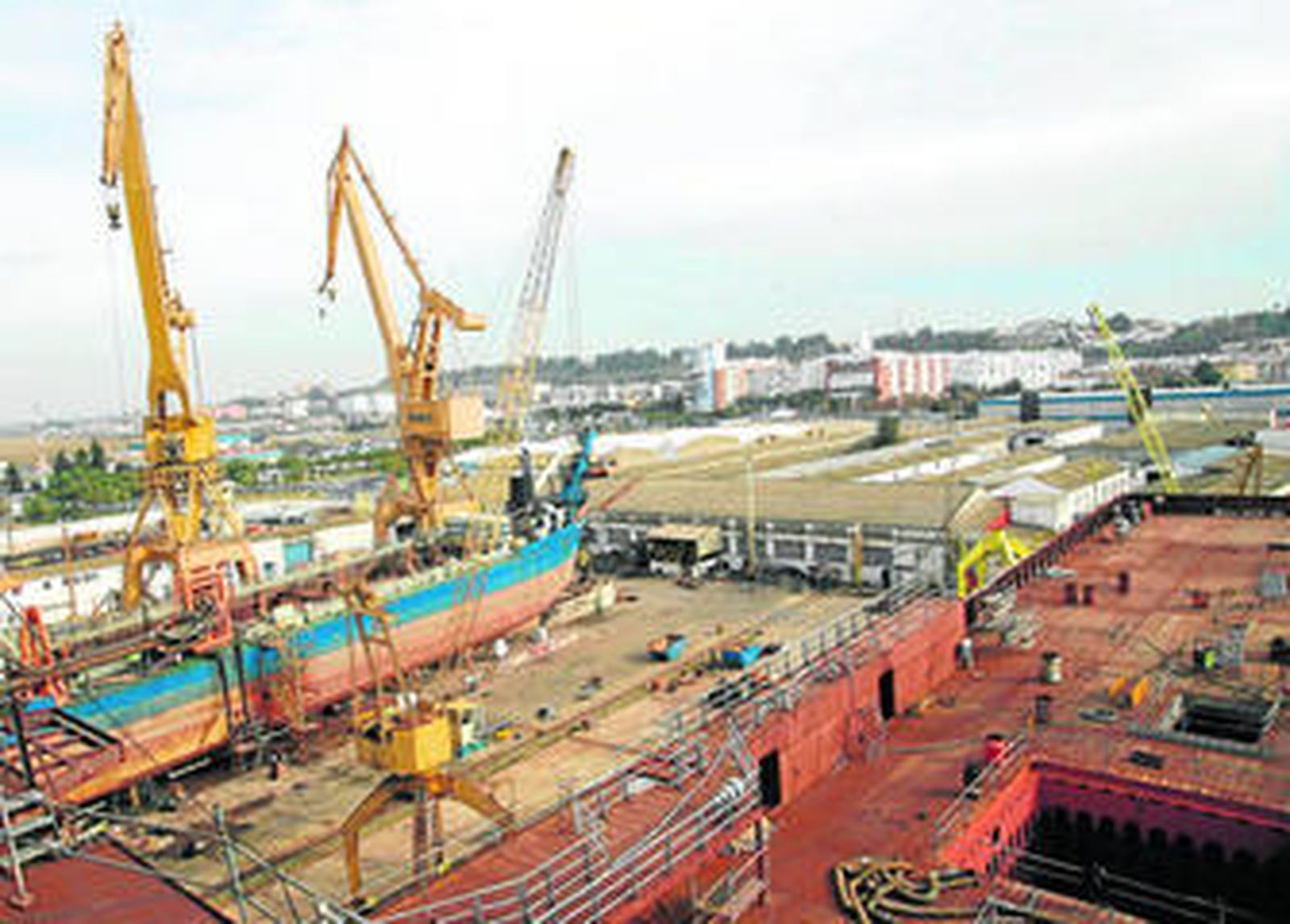 1. Panorámica actual del astillero, con el 845 (el buque que queda de la antigua empresa) en primer plano y la draga Costa Dorada, en la que se trabaja ahora, en el centro. 2, 4, 5 y 6. Diferentes operarios trabajan en las instalaciones del Polígono Pesquero Norte. 3. La pontona 'Crane Accropodes', a la que se están realizando trabajos de acero y pintura y que ocupa la mayor de las gradas de las atarazanas.