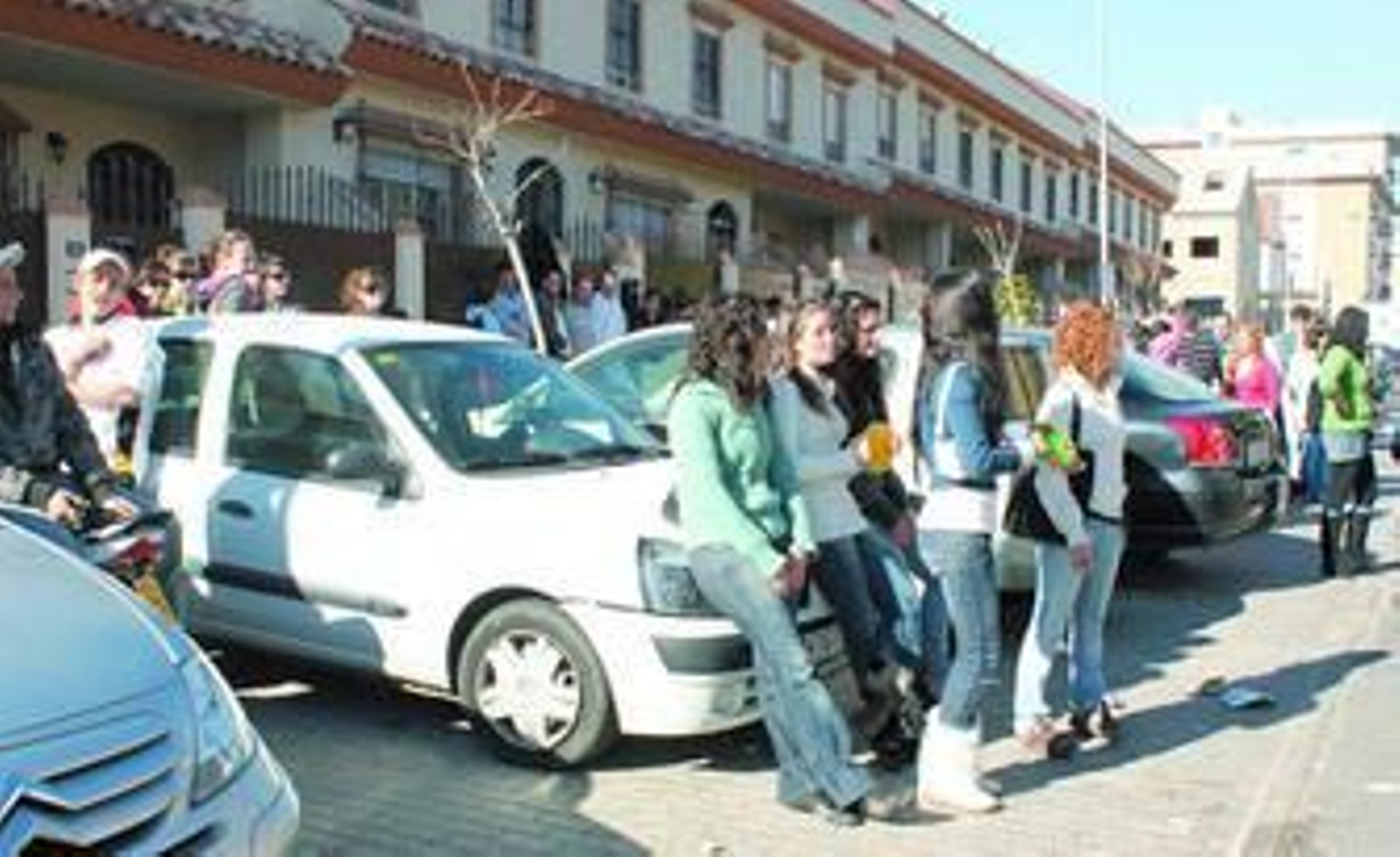Los alumnos en la protesta realizada en la mañana de ayer.