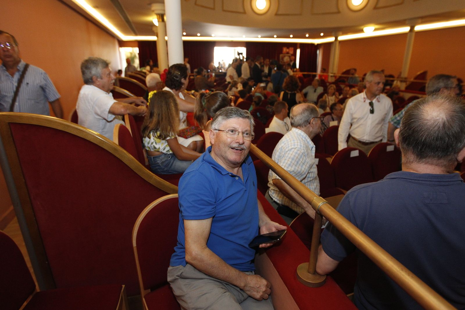 Fotogalería entrega capote de paseo al torero Ginés Marín. Feria de Almería 2019