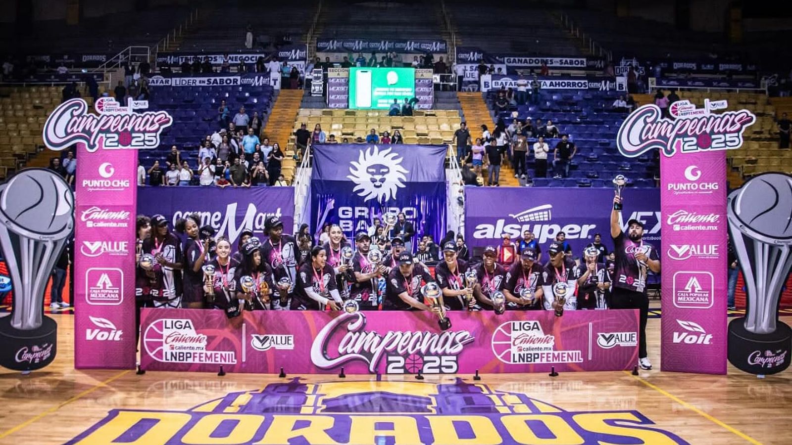 Las jugadoras y cuerpo técnico de Panteras celebran el título.