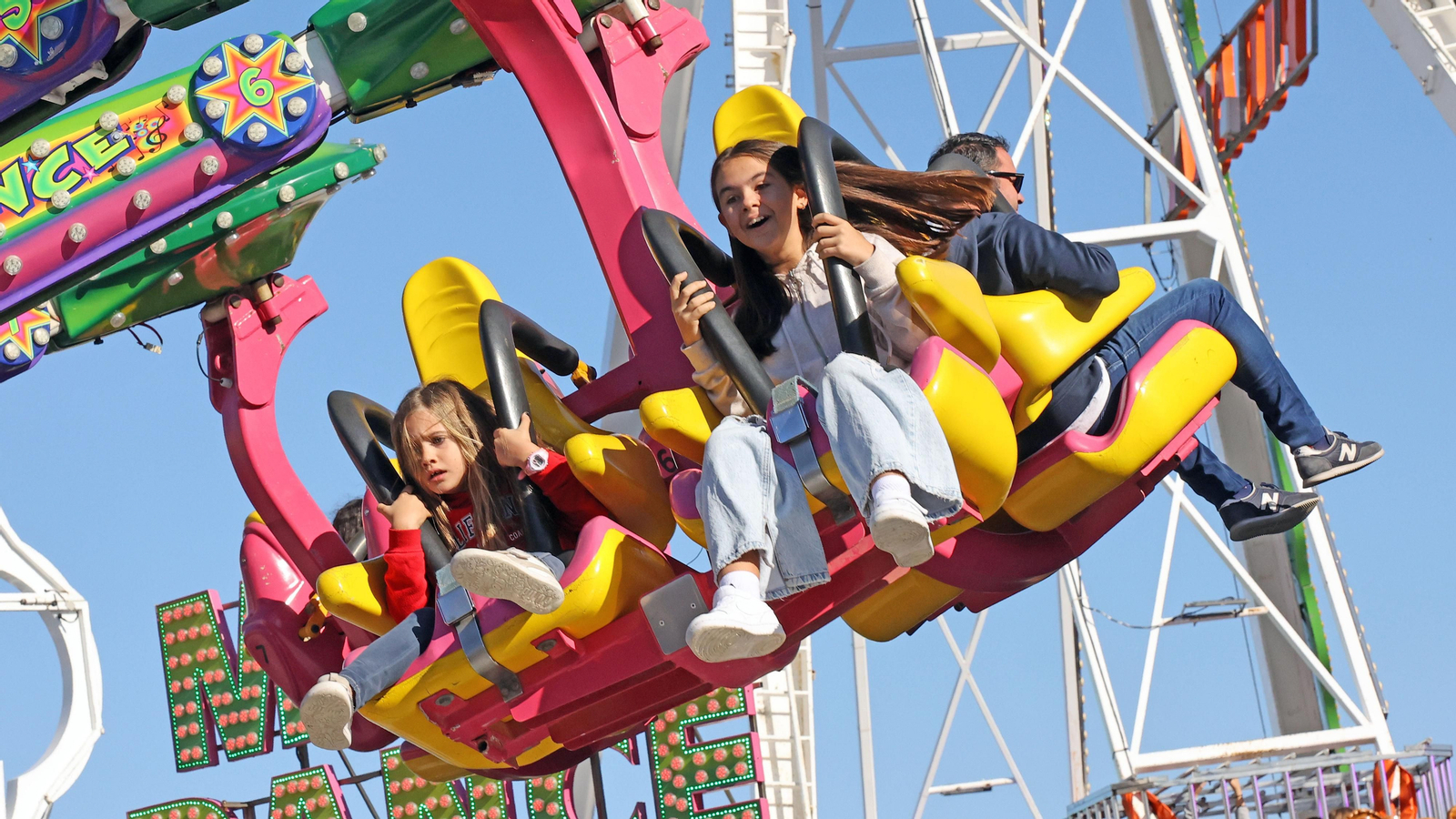 El parque de atracciones de Navidad junto a la Feria volvió a llenarse este sábado El parque de atracciones de Navidad junto a la Feria volvió a llenarse este sábado