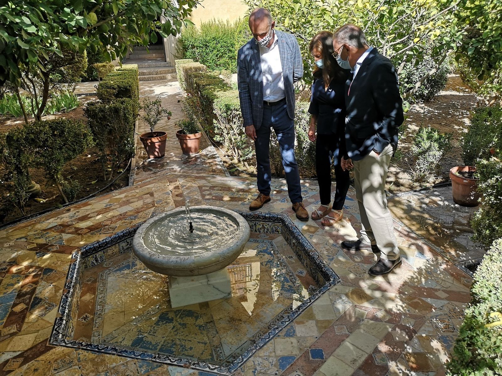 Antonio Muñoz revisa el estado de la fuente tras su restauración.