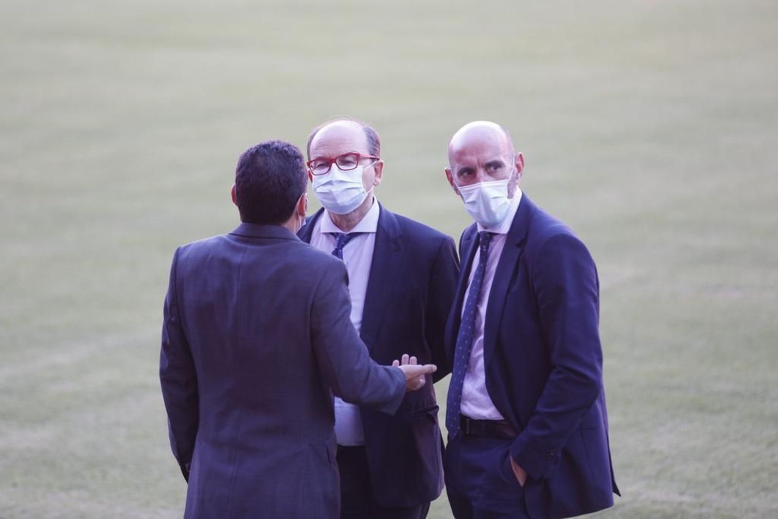 Monchi mira hacia otro lado mientras Del Nido Carrasco habla con Castro.