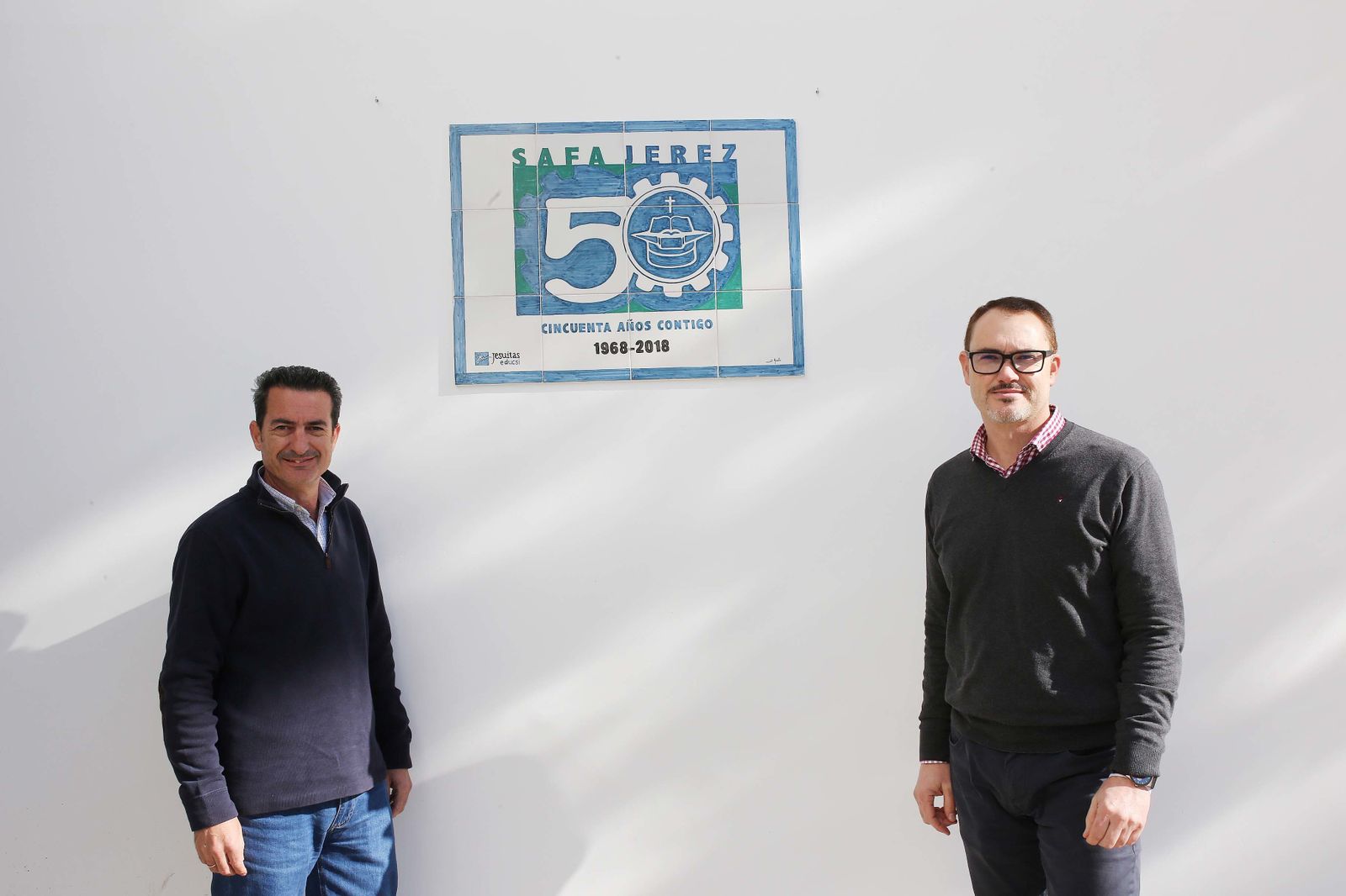 José Manuel Aranda y Mauricio Martínez, junto a la placa del 50 aniversario.