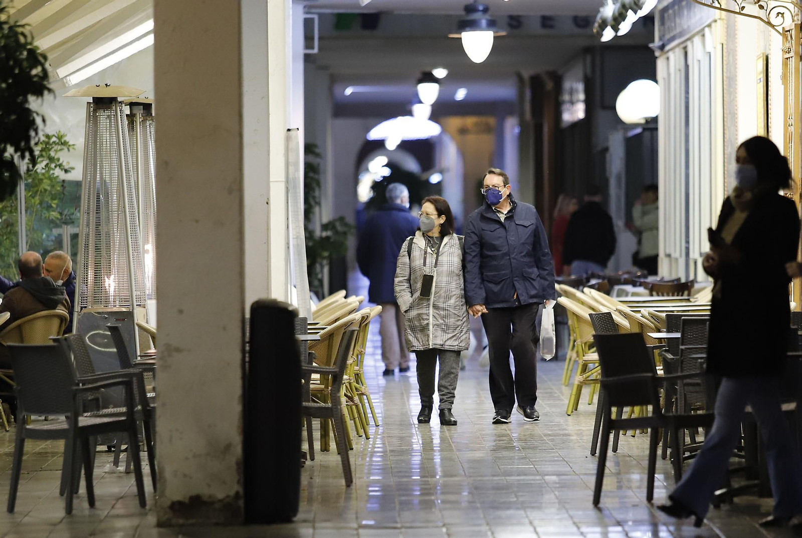 Ambiente en el centro de la capital onubense.