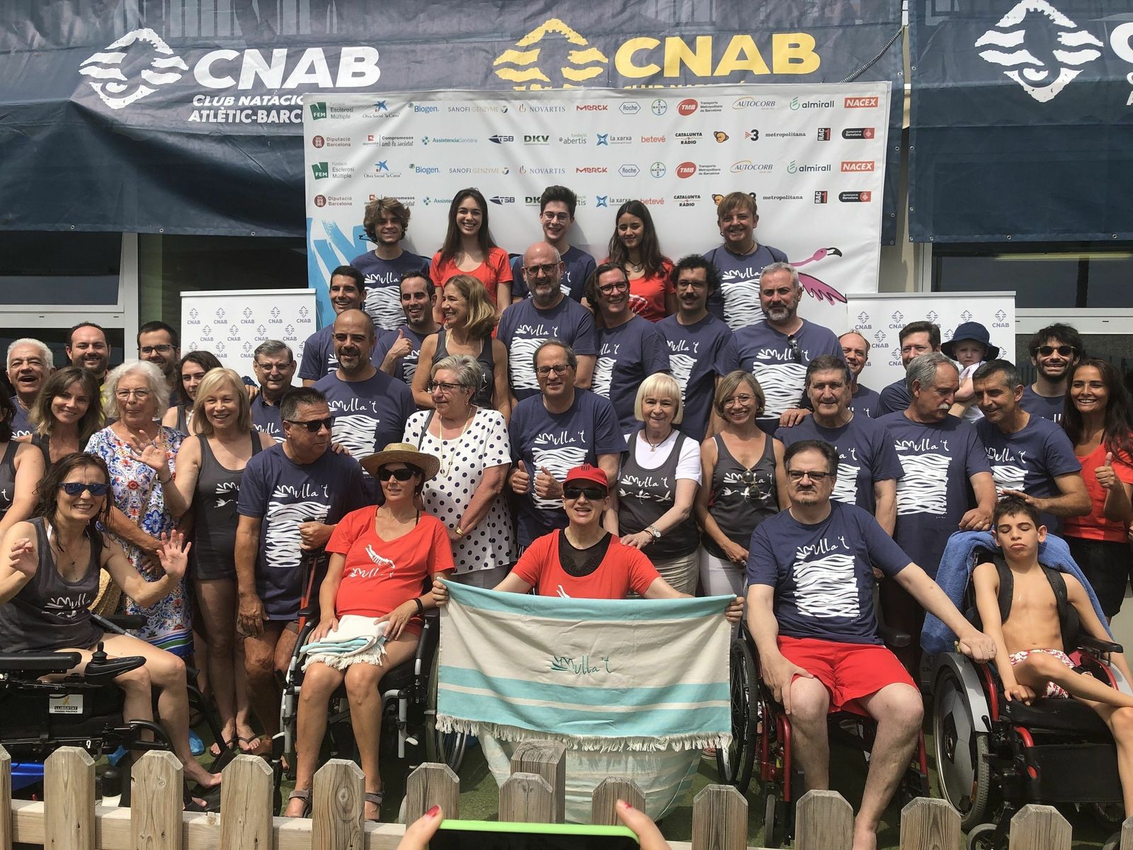 El presidente de la Generalitat, Quim Torra -en el centro de la imagen-, posa en un acto solidario en Barcelona para combatir la esclerosis múltiple.