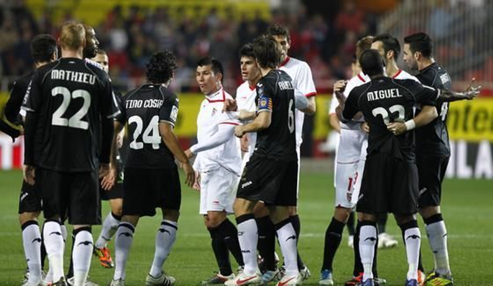 El Sevilla no puede remontar al Valencia en el Sánchez Pizjuán y queda eliminado de la Copa del Rey (2-1). / Antonio Pizarro