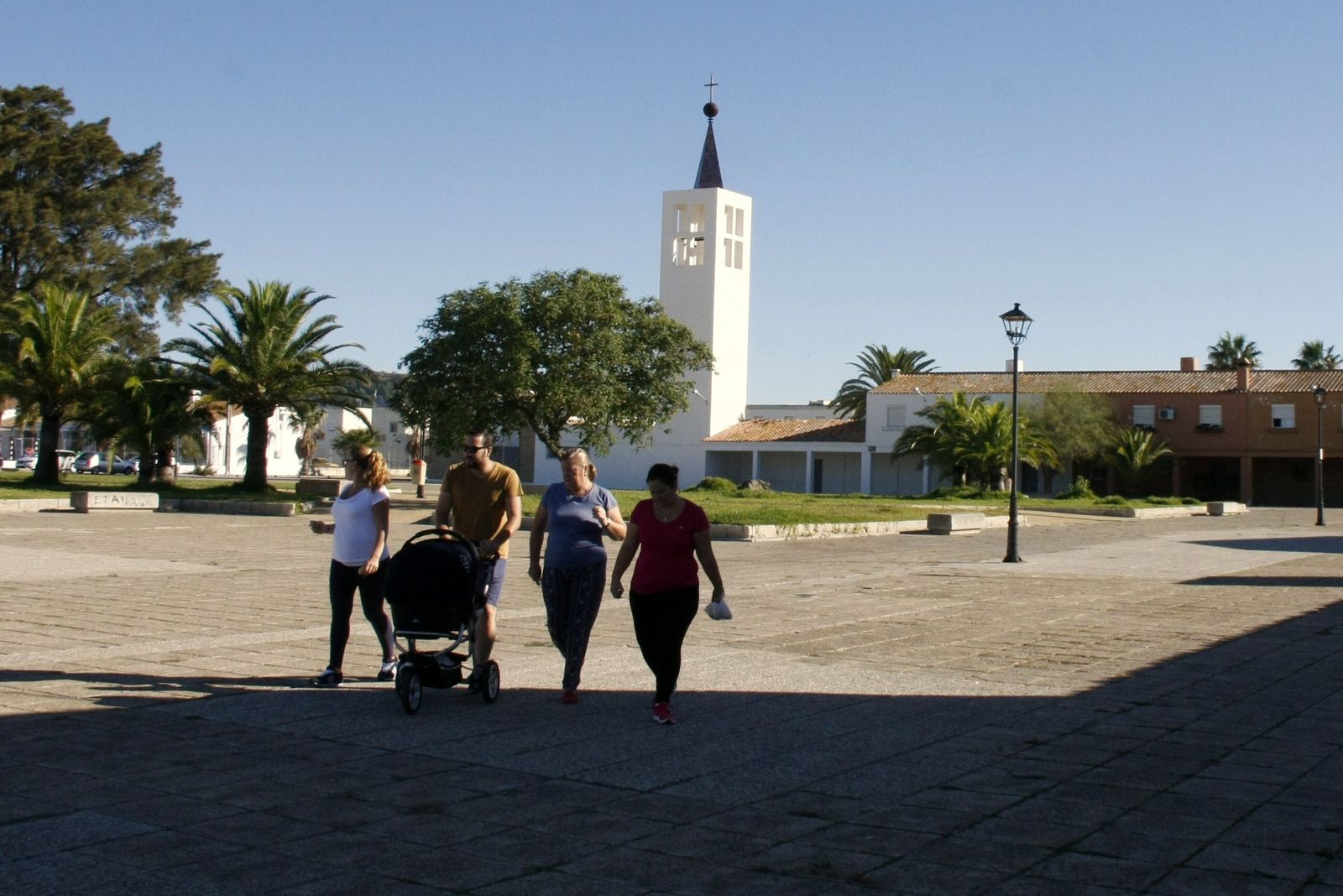 Varios vecinos pasean por el poblado de Doña Blanca, donde se han reparado problemas en el alumbrado público.