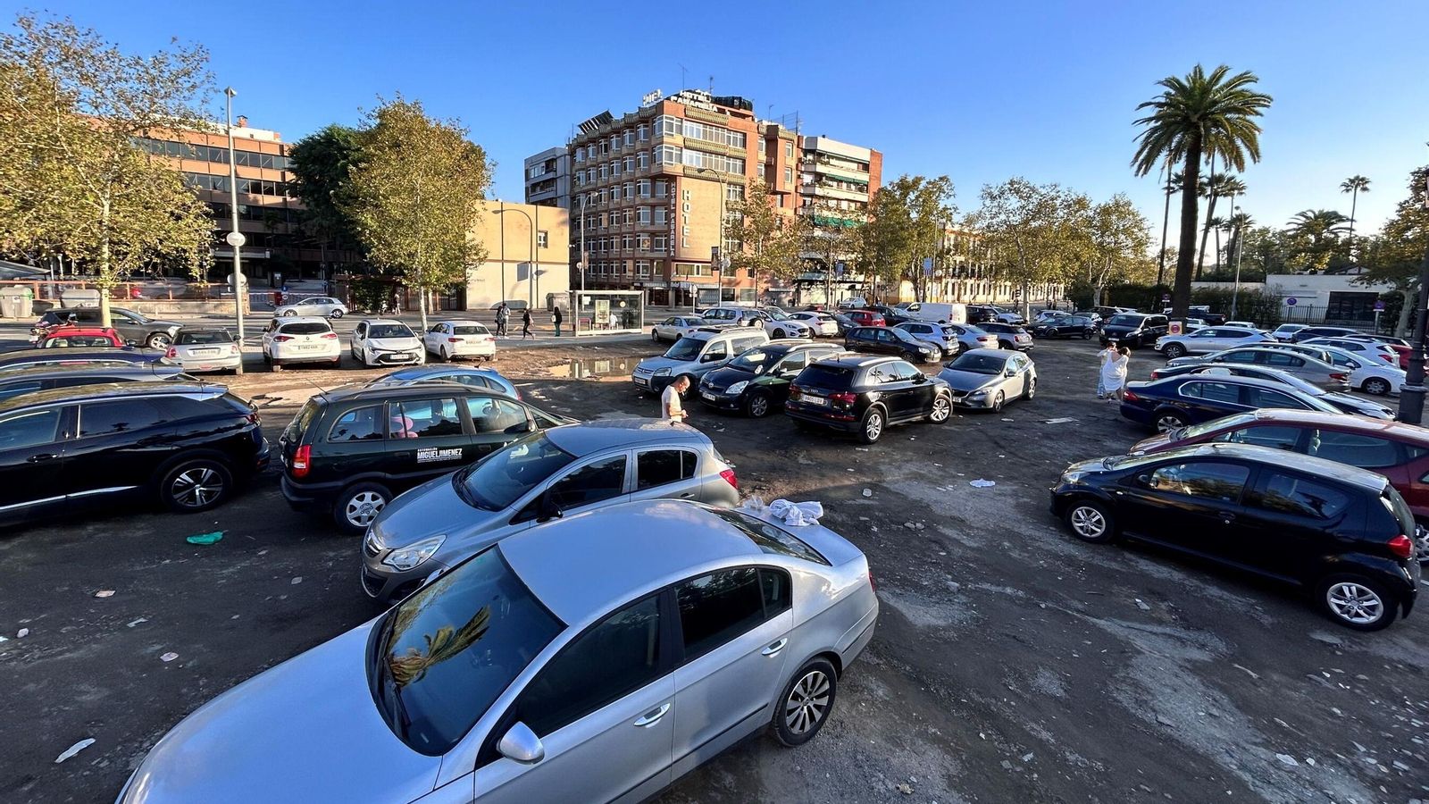 Numerosos vehículos estacionados en el parking en superficie junto a la Plaza de España.