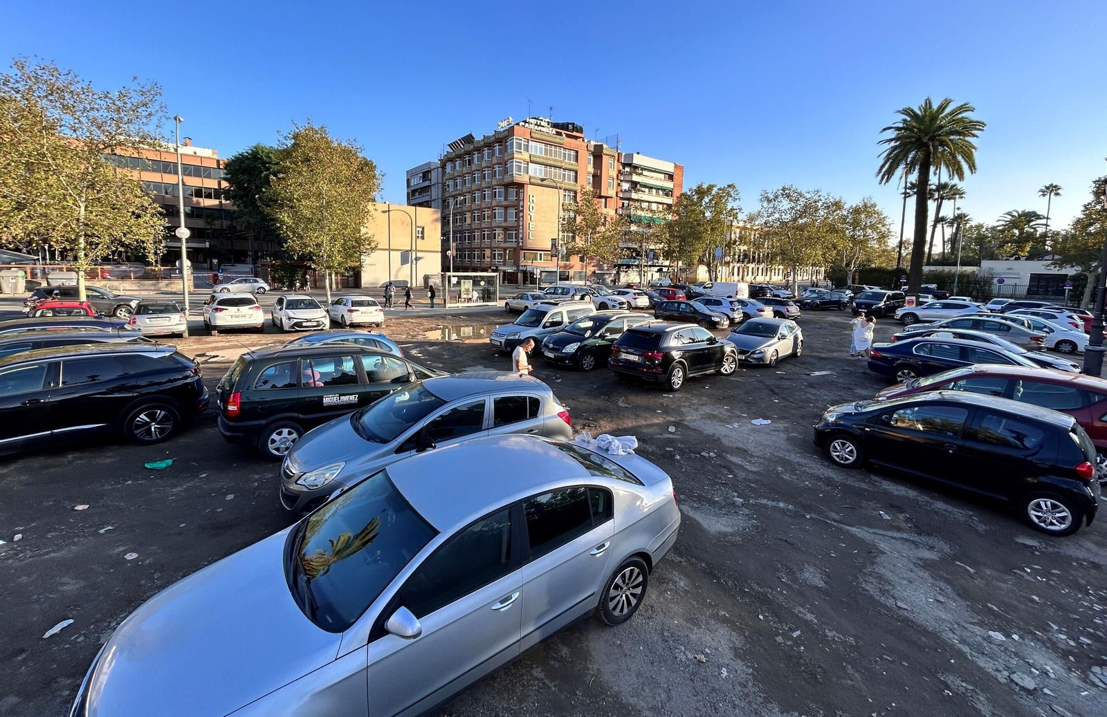 Numerosos vehículos estacionados en el parking en superficie junto a la Plaza de España.