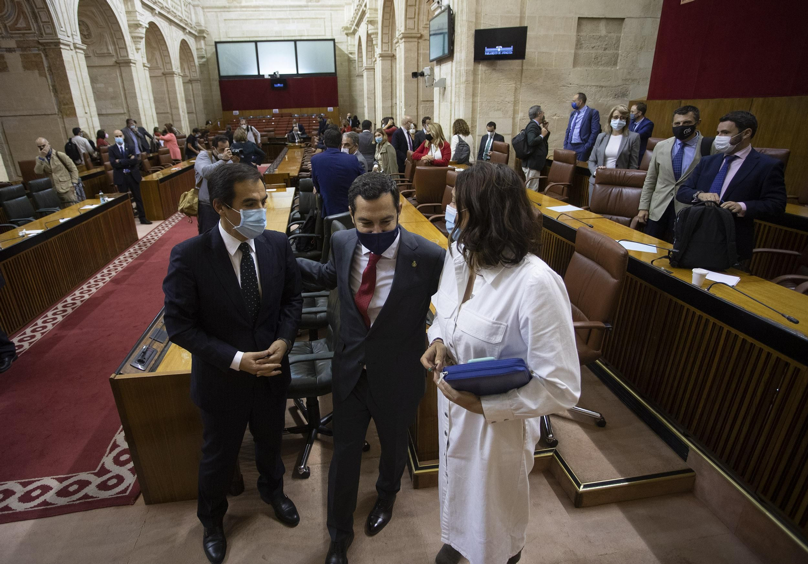 Juanma Moreno, presidente de la Junta, en el Parlamento este jueves.