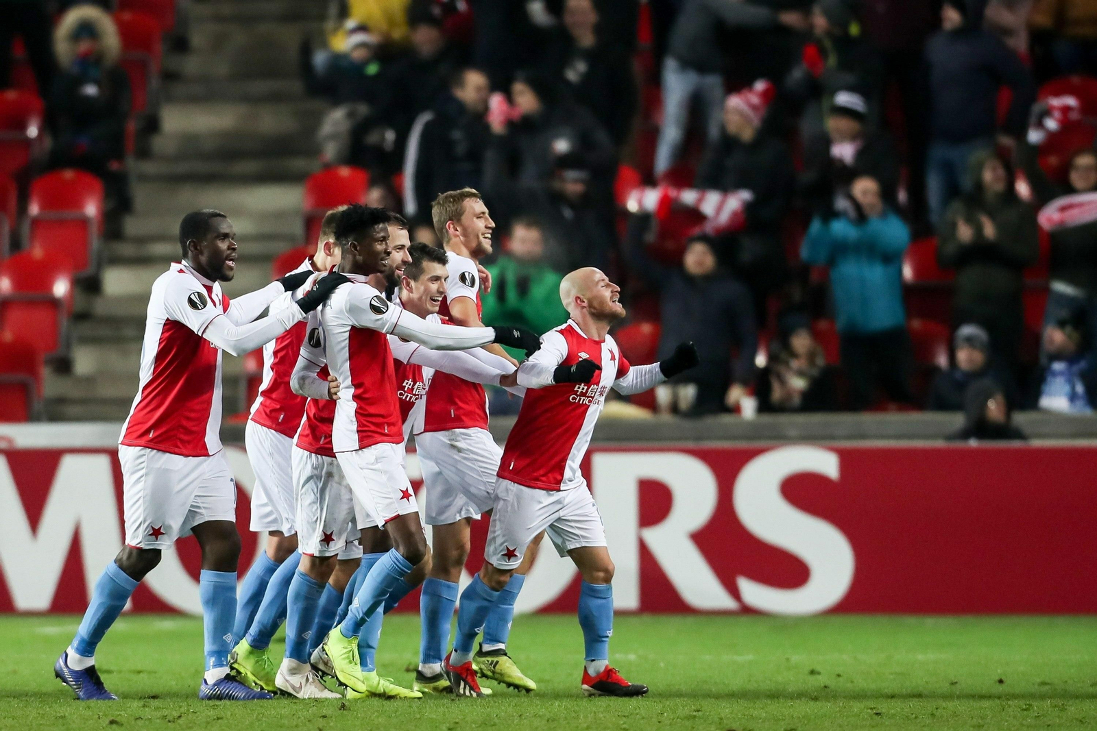 El Slavia de Praga, rival del Sevilla FC en la Europa League, celebra un gol.