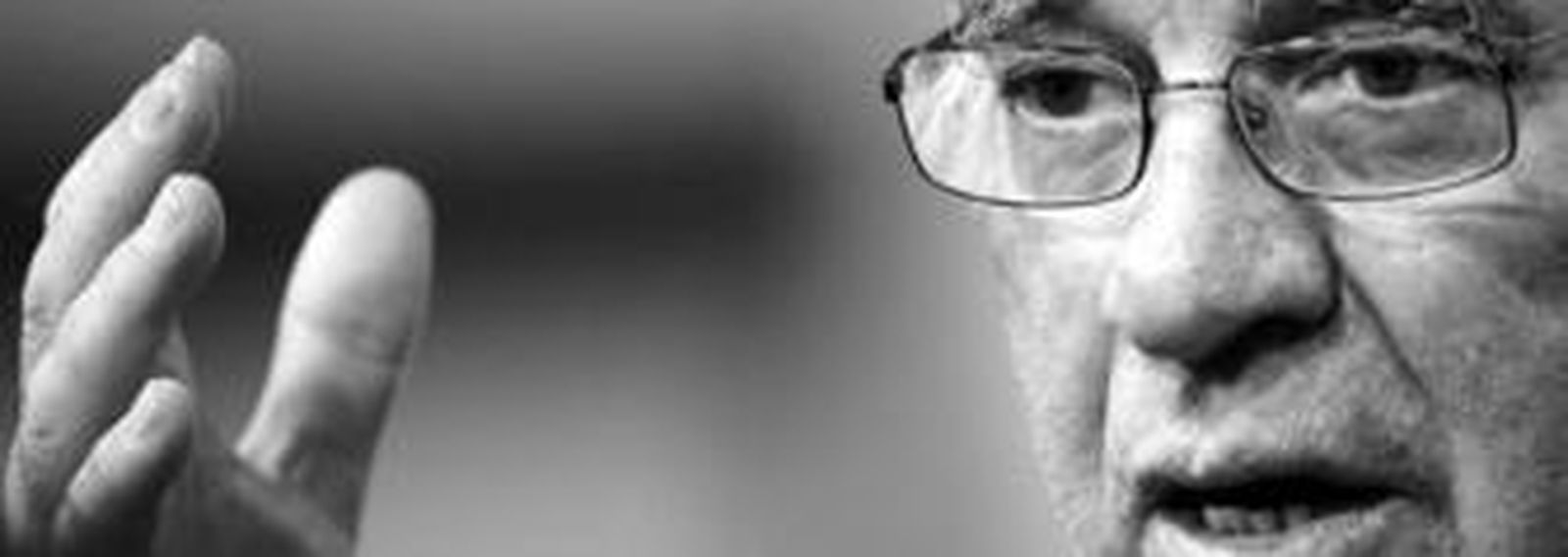 Luis Aragonés contesta a una pregunta durante la rueda de prensa.