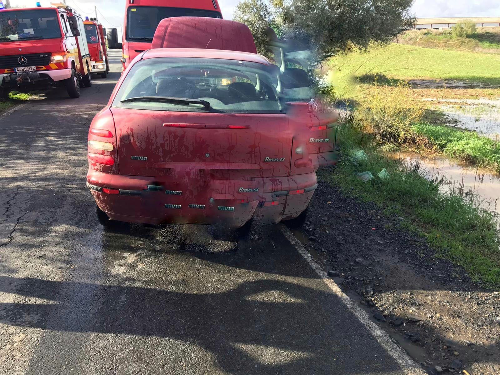 Vehículo rescatado en el arroyo El Puerco, en Gibraleón