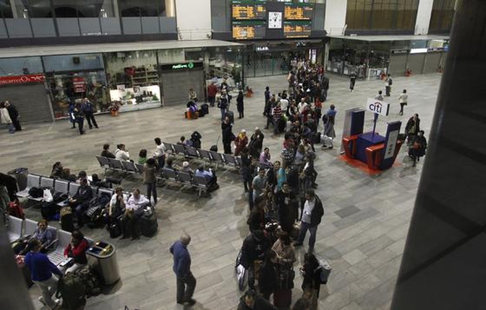 El corte del AVE (durante tres horas) afectó a unos 5.200 pasajeros.

Foto: Antonio Pizarro