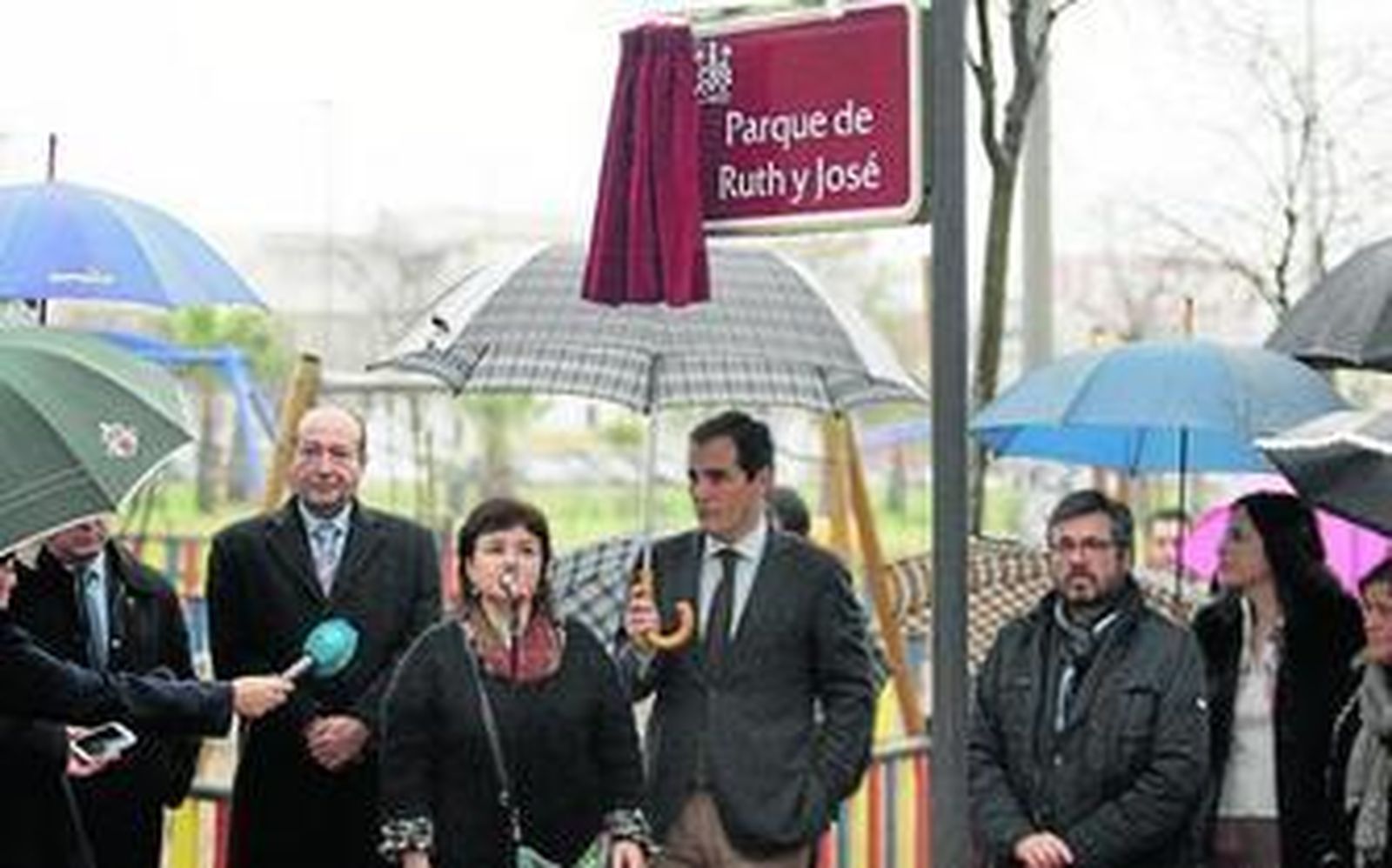 Ruth Ortiz tras descubrir la placa del parque que lleva el nombre de sus hijos en presencia del alcalde, José Antonio Nieto.
