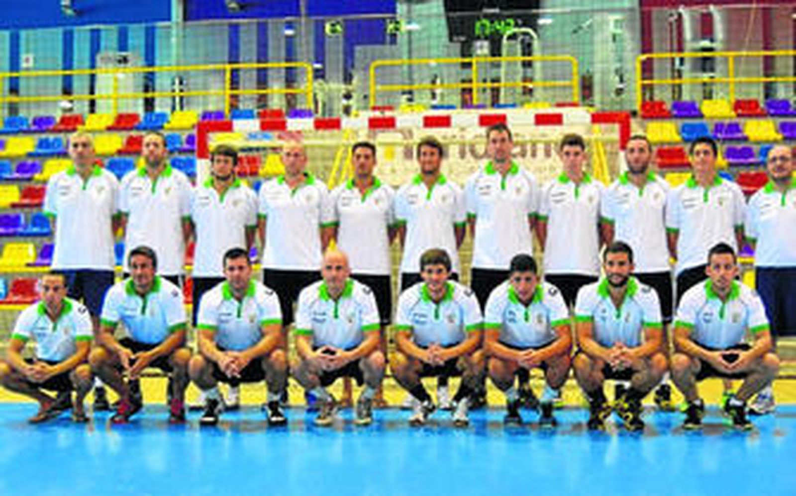 La plantilla al completo del BM Torcal Antequera posa en el Fernando Argüelles.