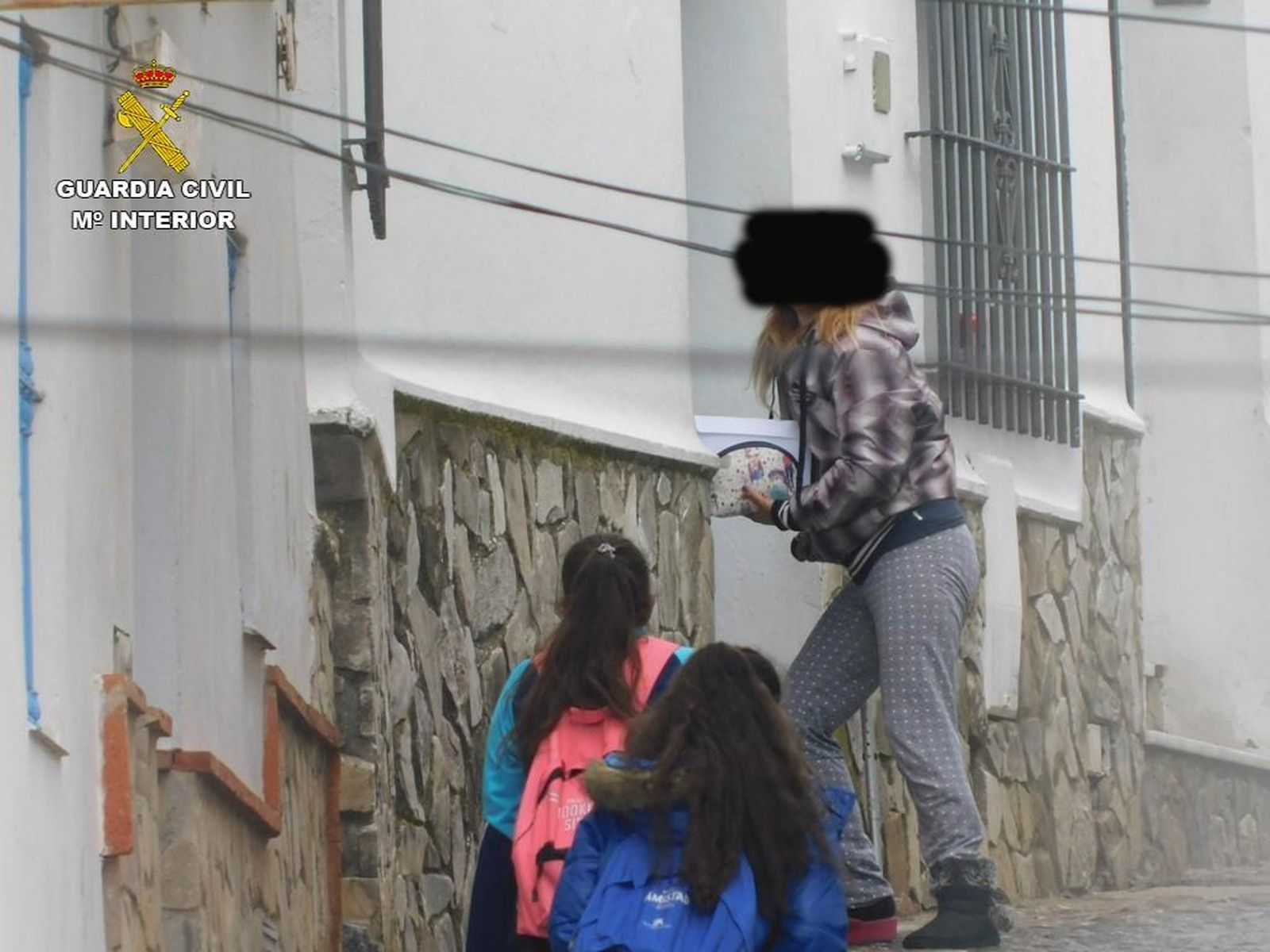 Uno de los puntos de venta estaba junto a un colegio.