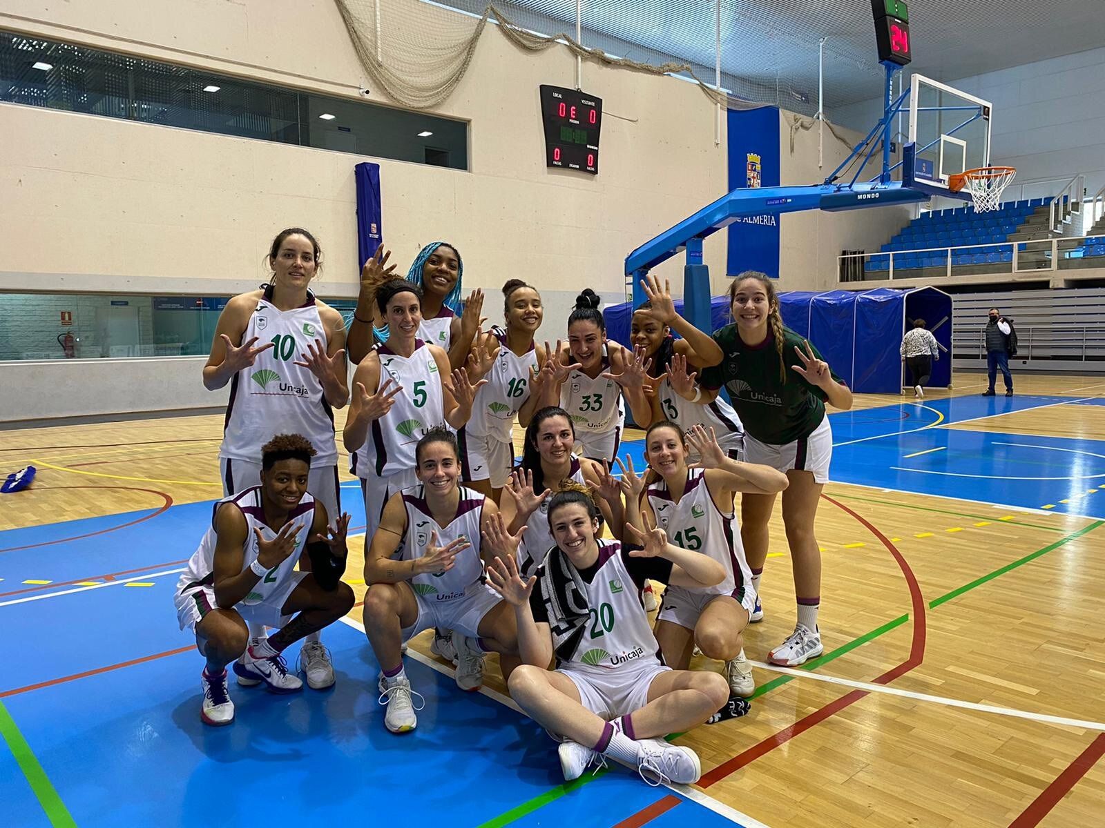 Las jugadoras del Unicaja Femenino celebran la victoria en Almería.