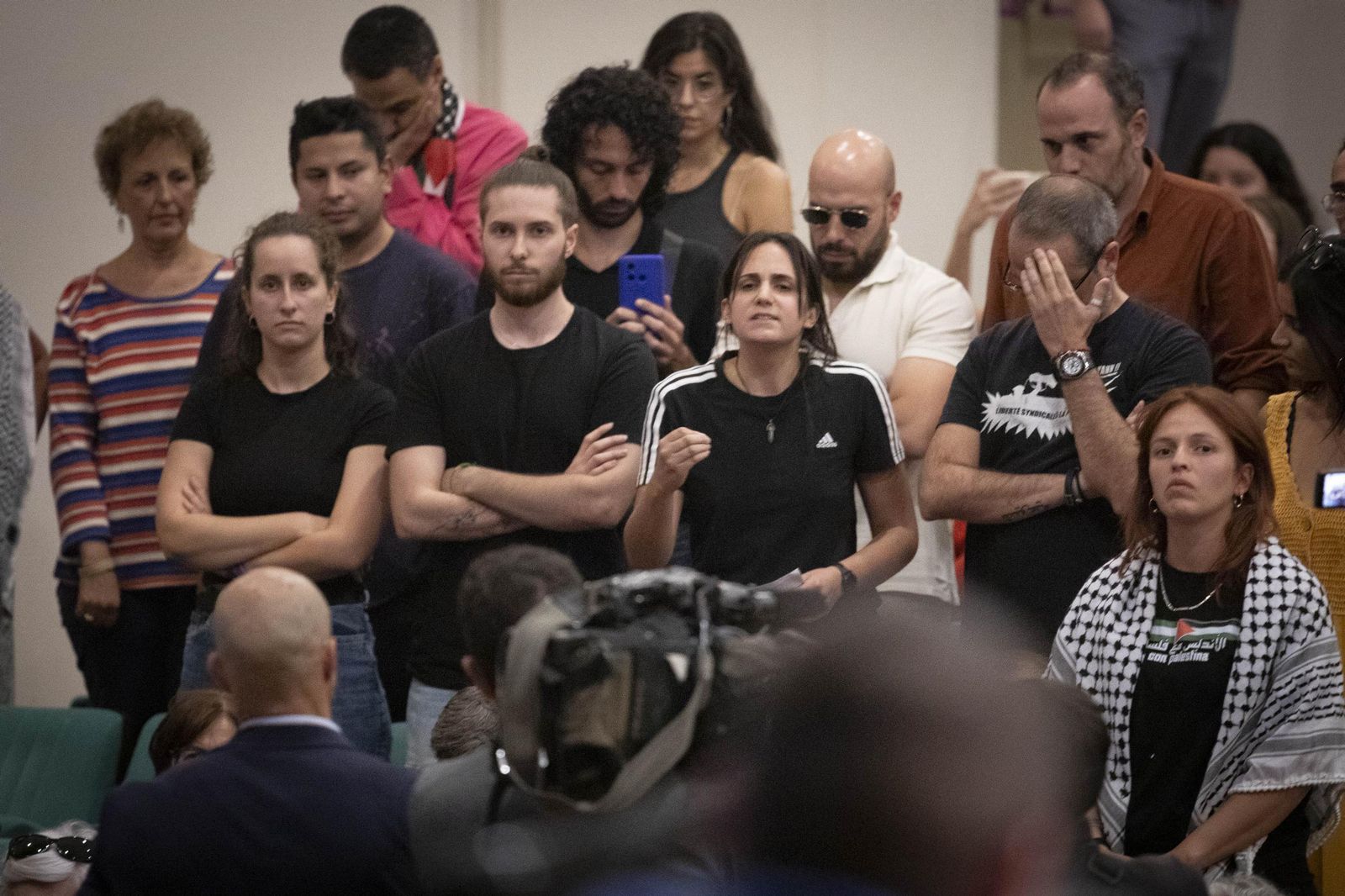 Así ha sido el tenso recibimiento a la vicepresidenta Yolanda Díaz en la Universidad de Granada: las imágenes