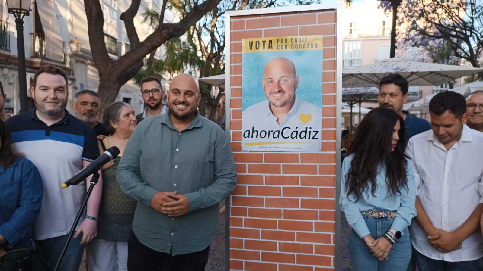 Eugenio Belgrano, en la plaza del Mentidero.