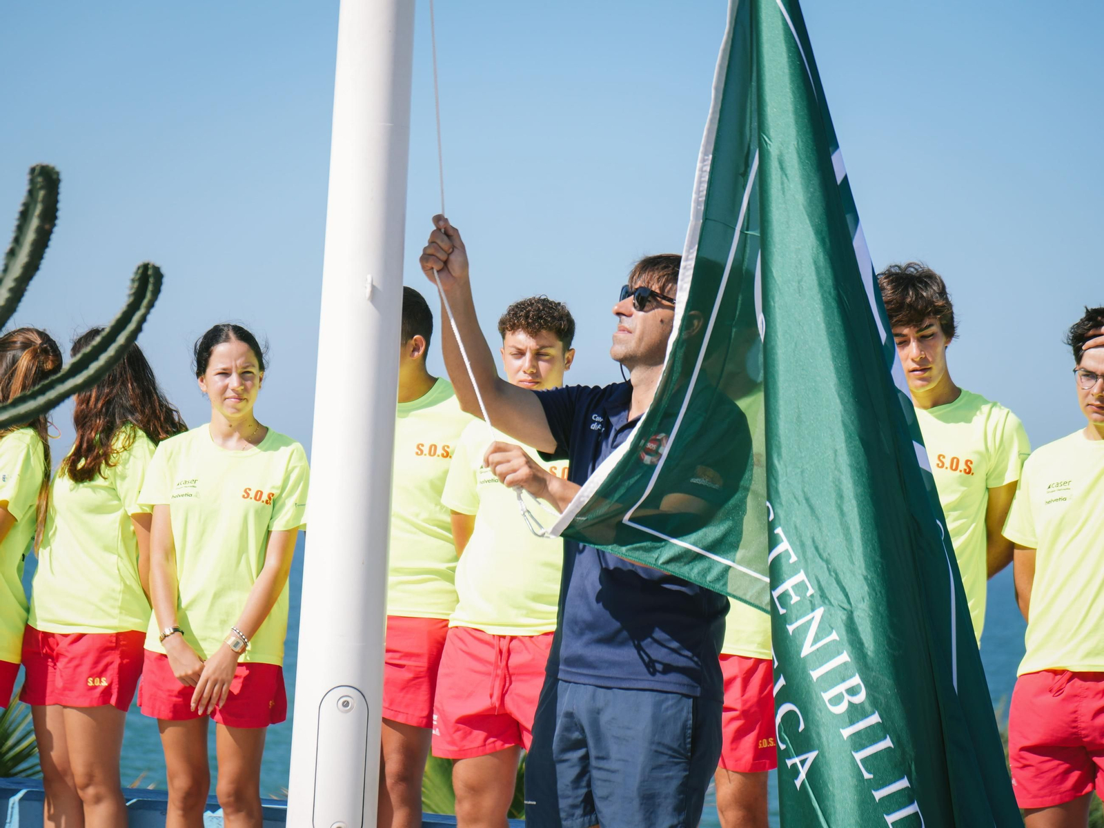 Izado de la bandera en Matalascañas.