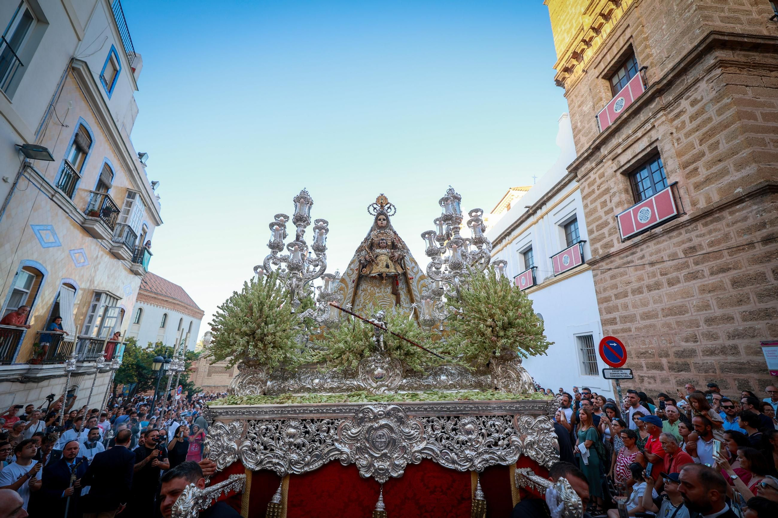 Las imágenes de la procesión de la Patrona por las calles de Cádiz