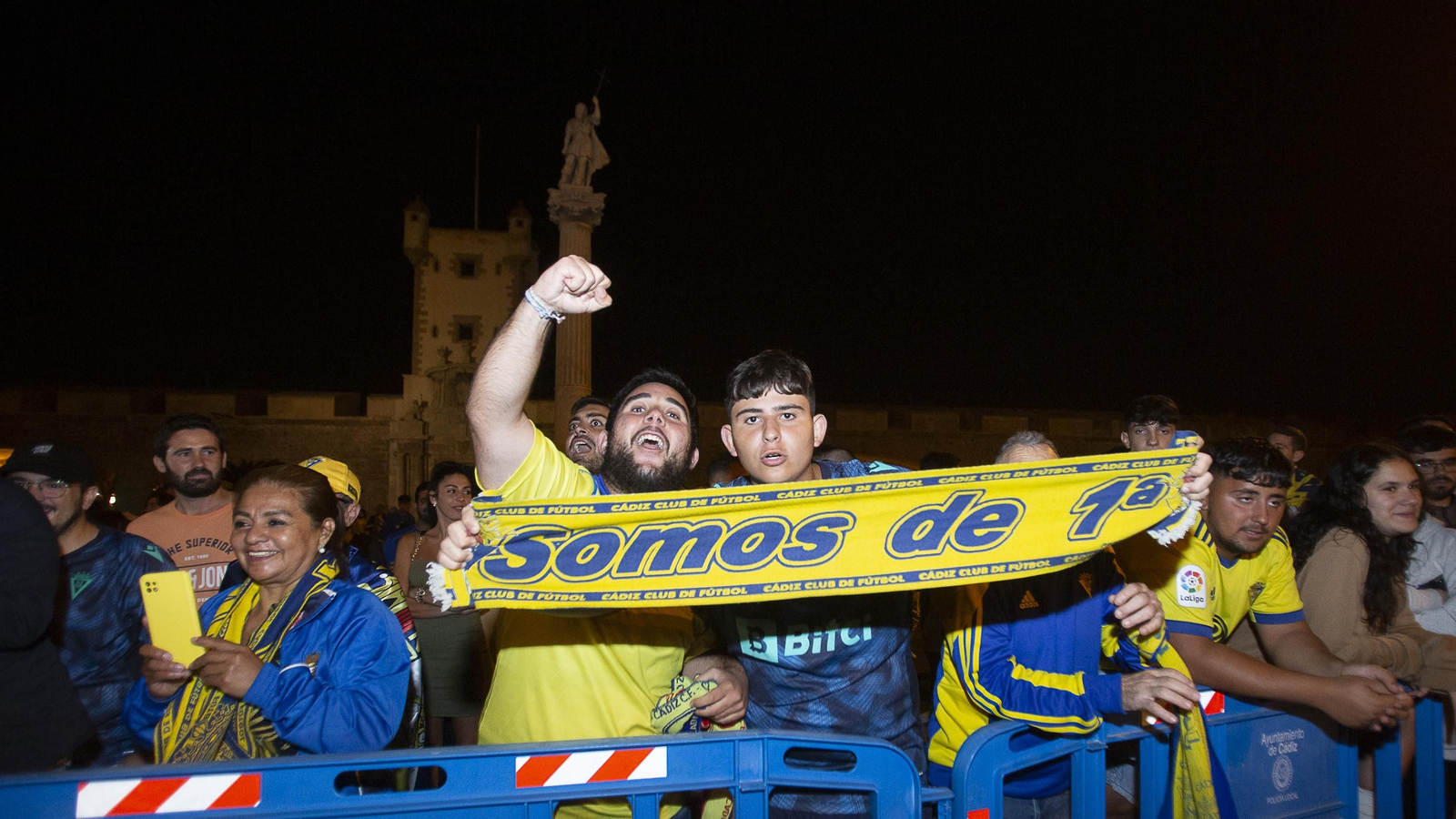 En imágenes el encuentro de los jugadores del Cádiz C.F. y la afición en las Puertas de Tierra.