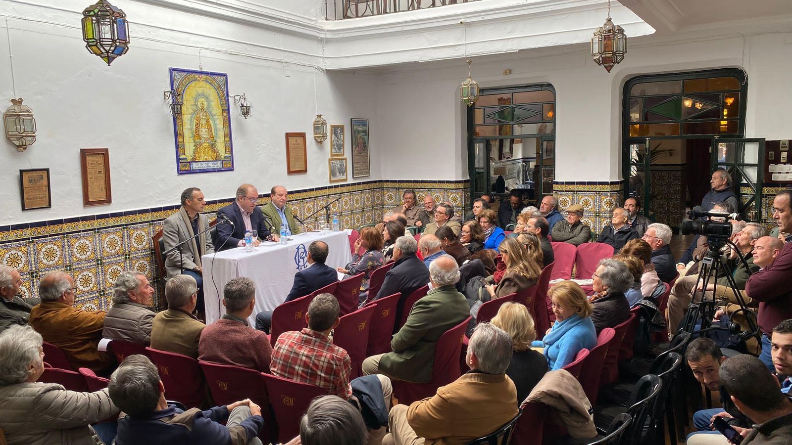 El patio del Casino de Cazalla durante el acto.