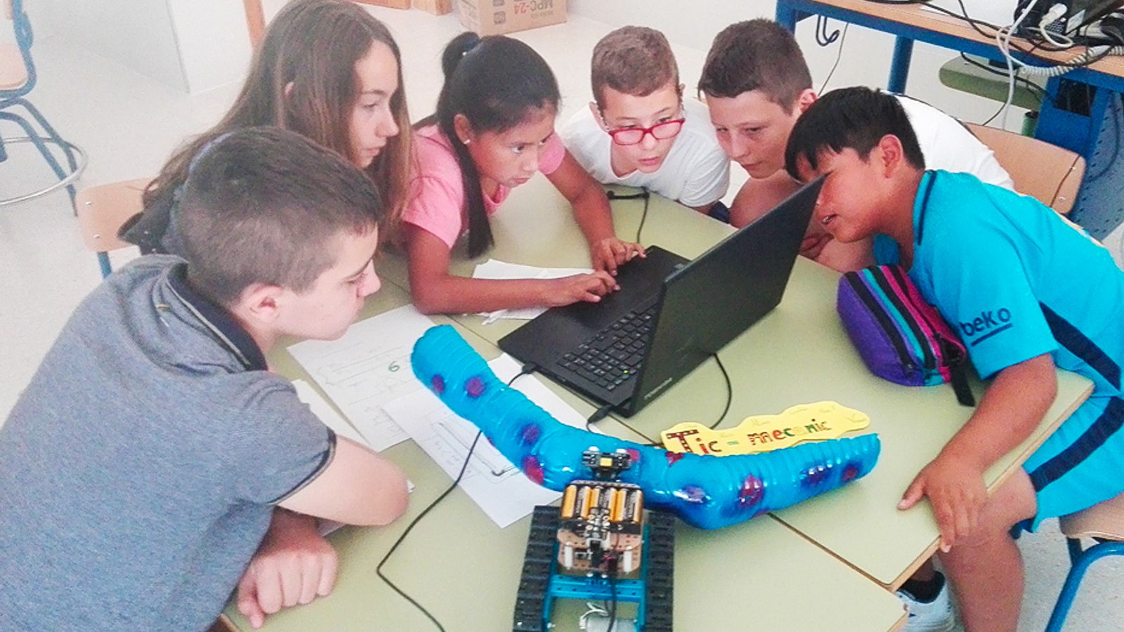 Alumnos del colegio de Los Gallardos durante la actividad de robótica