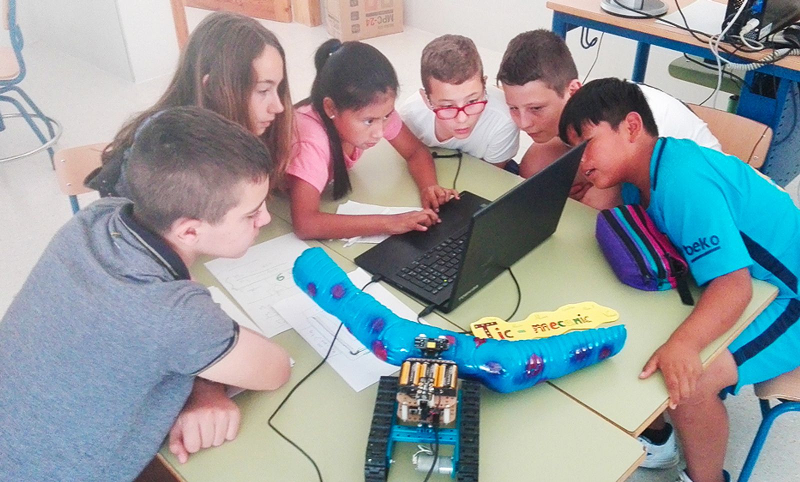 Alumnos del colegio de Los Gallardos durante la actividad de robótica
