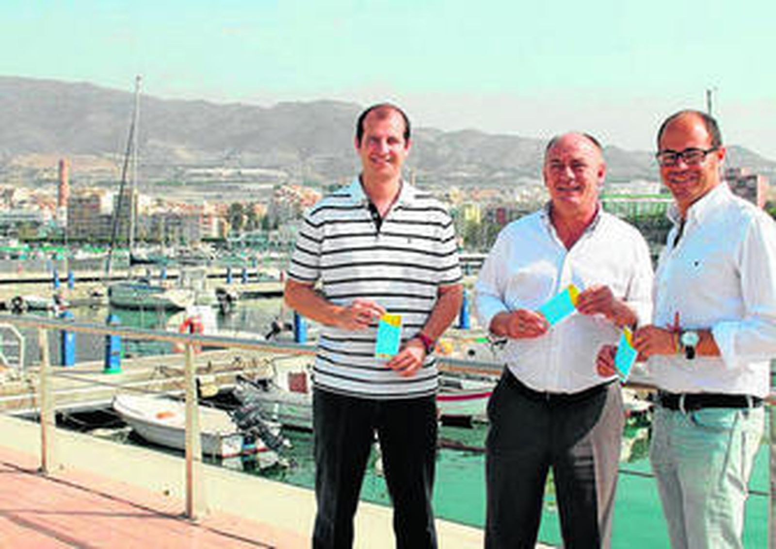 El alcalde de Adra, Enrique Hernando con los concejales Juan Antonio González y Moisés Linares.