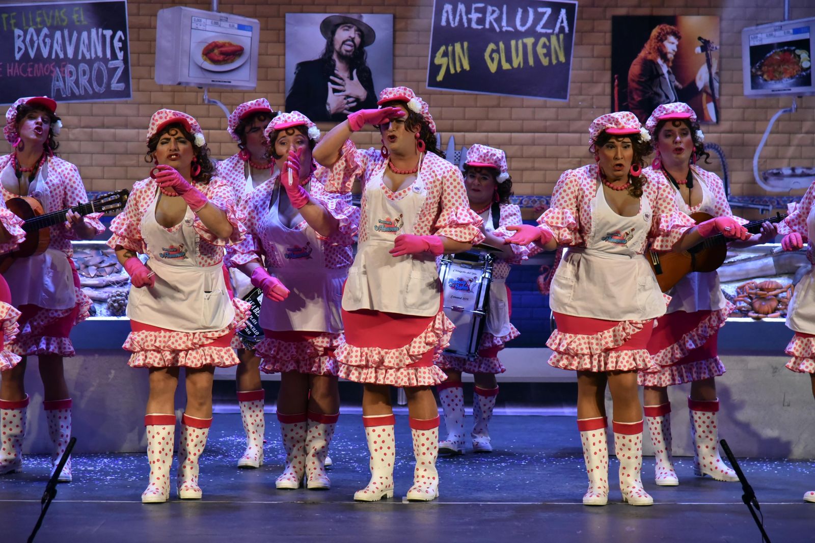 La chirigota 'Frescas de la bahía', anoche en el Galiardo.