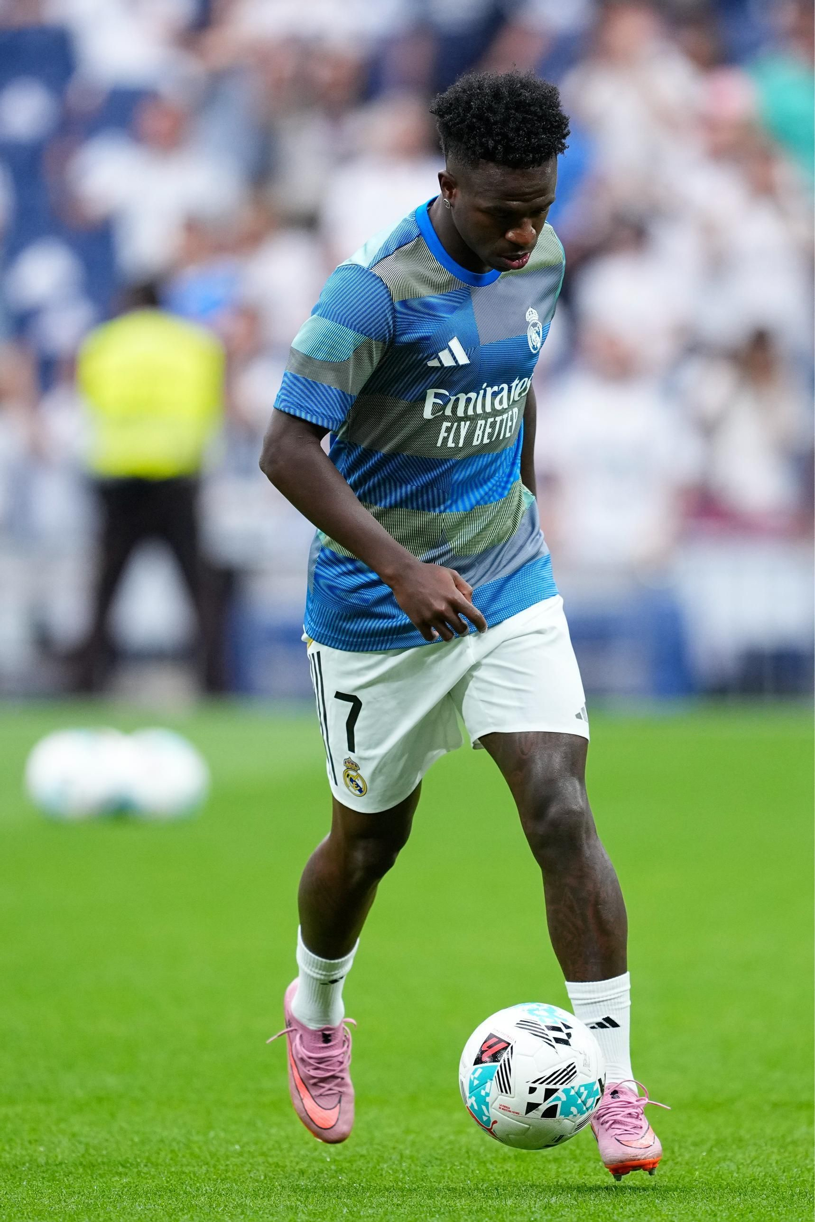 EuropaPress_6970359_Vinicius_Junior_of_Real_Madrid_CF_warms_up_during_.jpg