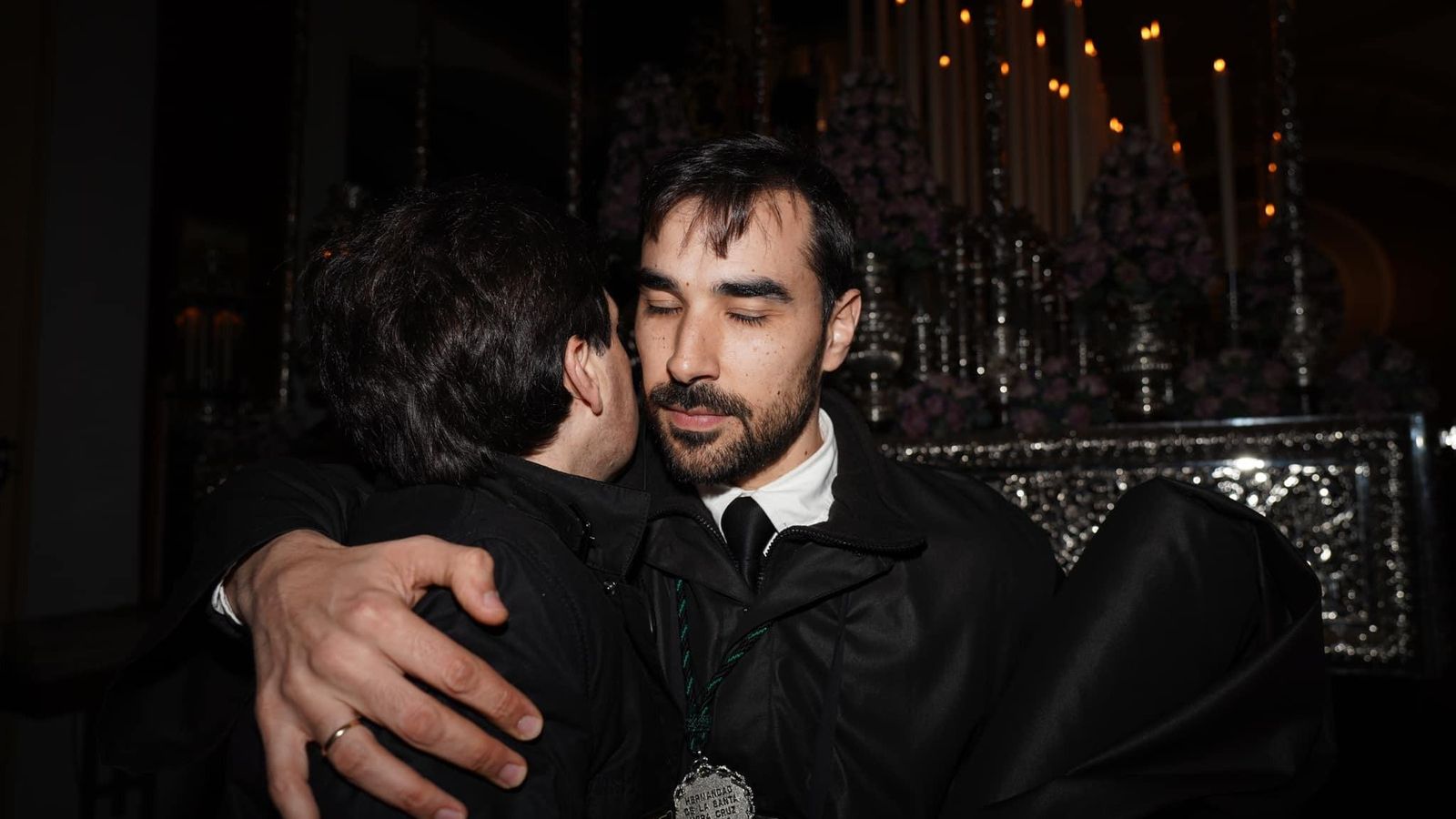 Los hermanos nazarenos se abrazan resignados ante sus imágenes titulares.