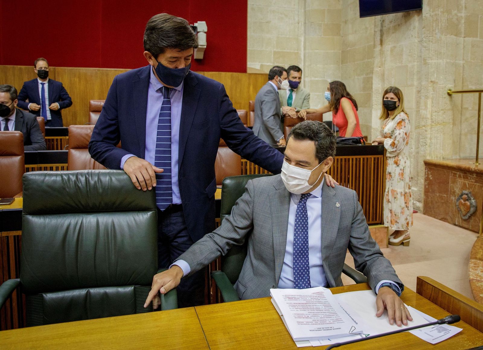 Juan Marín y Juanma Moreno conversan en el Parlamento